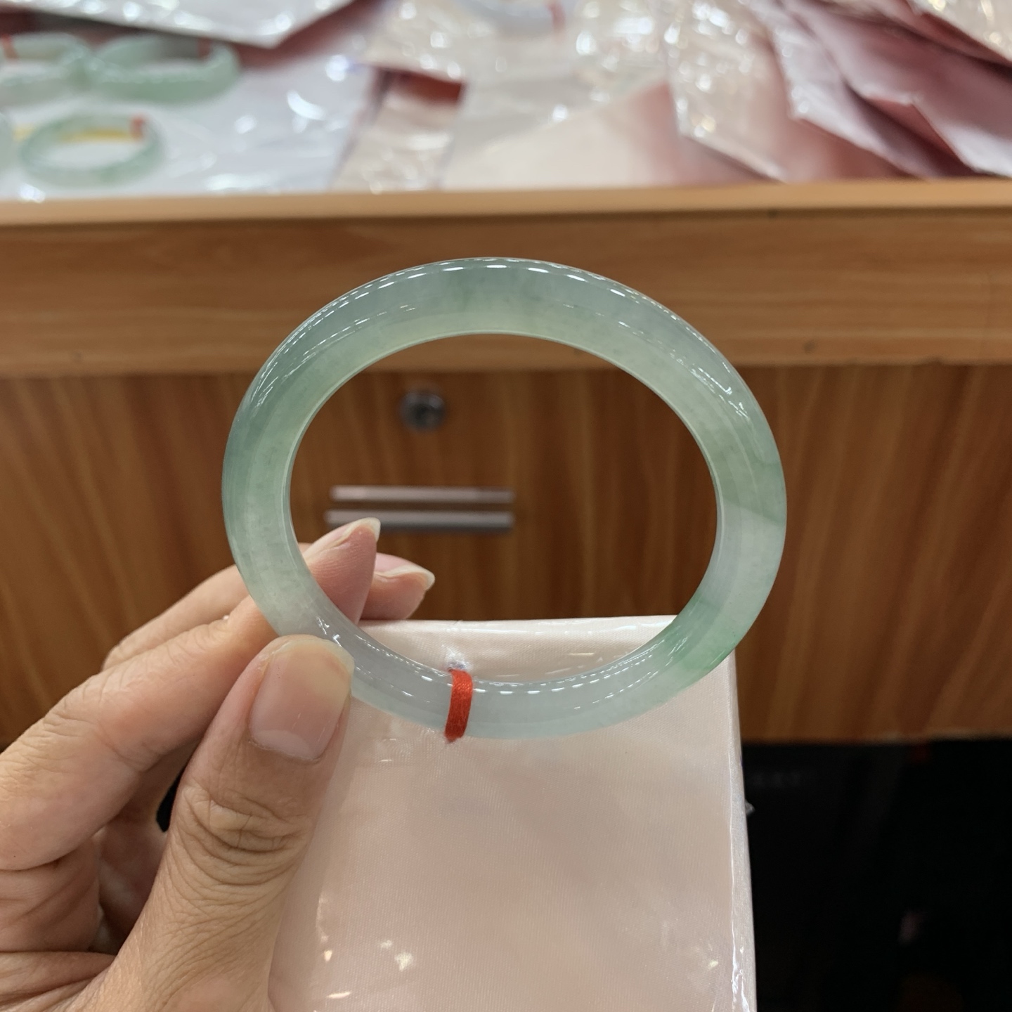 062316GX 飘绿圆条翡翠手镯 55-7.8-8.4