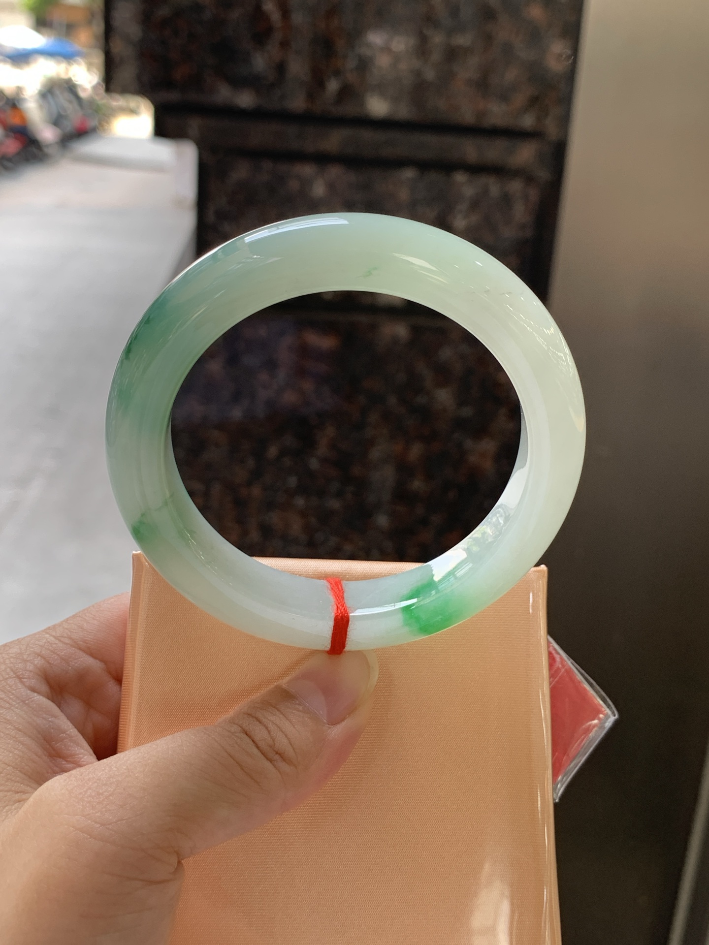 飘阳绿花正圈 57-12-9.8 0624-330-74 无裂，底妆冰润，一抹阳绿花特色亮眼