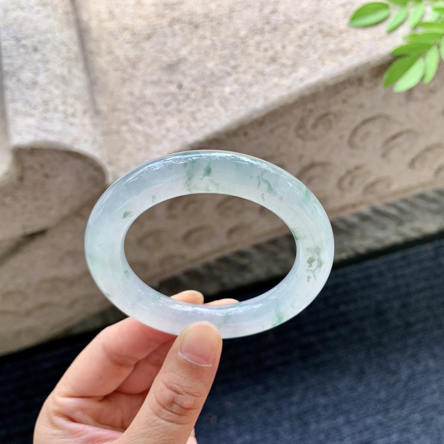 圆条50 51【圈口】51/10.7/10.7【编码】LX062535【描述】糯冰飘花，水润，种老，细腻，打灯有絮线