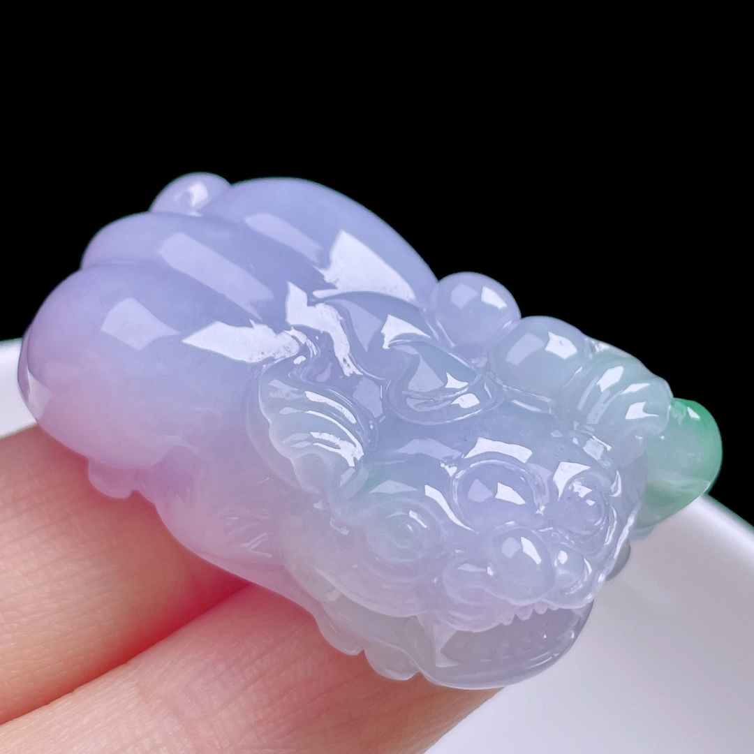 冰春彩貔貅 色泽艳丽，种老水润 尺寸：35/20.7/11.8