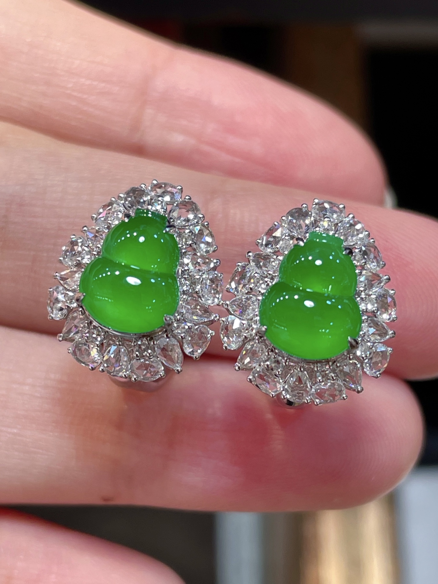 ️ 性比精品翡翠葫芦耳钉，满色水头足这款很精致18k真金真钻镶嵌，料子饱满细腻种水，8.7-7.4-2.9