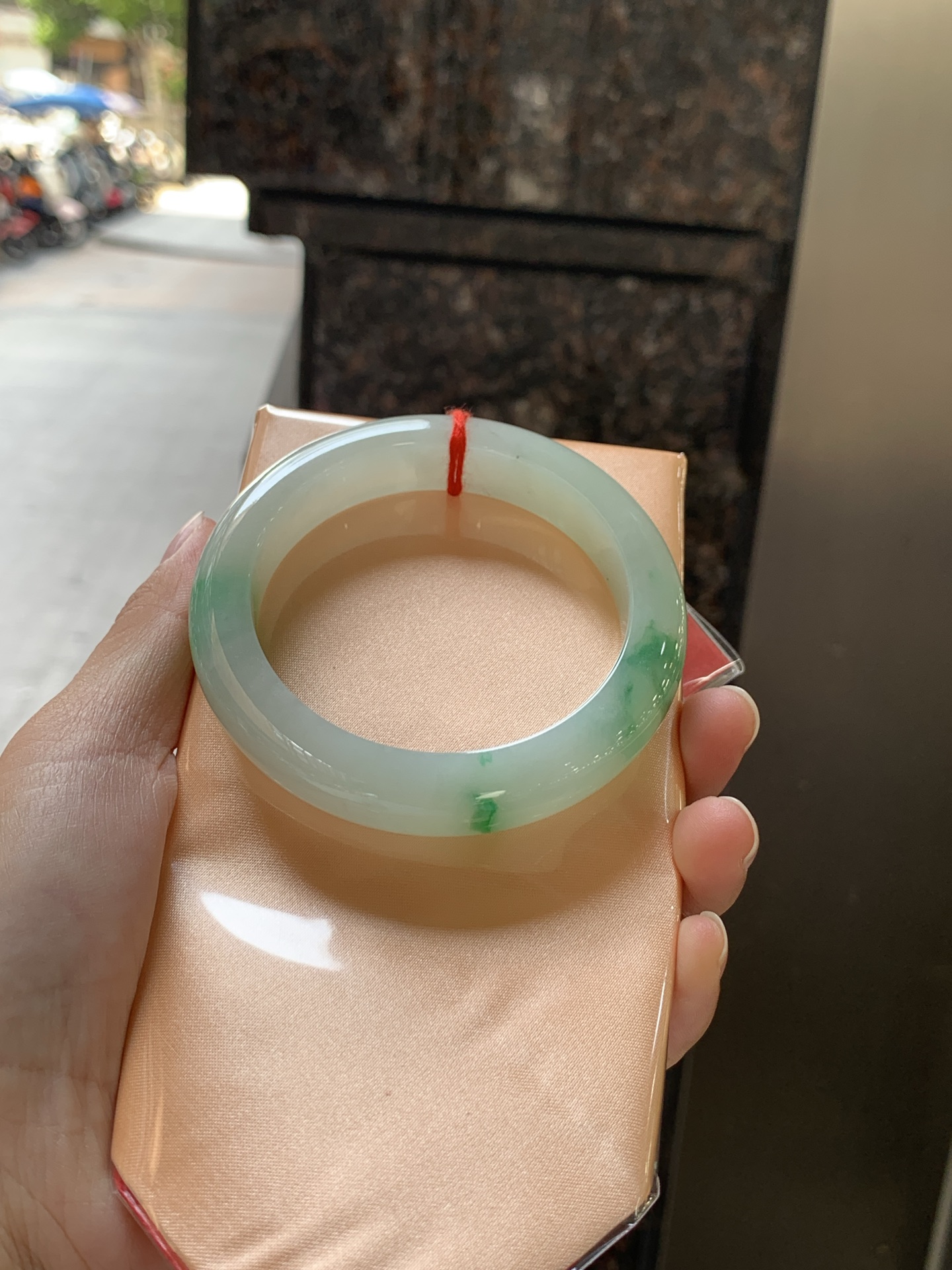 飘阳绿花正圈 57-12-9.8 0624-330-74 无裂，底妆冰润，一抹阳绿花特色亮眼