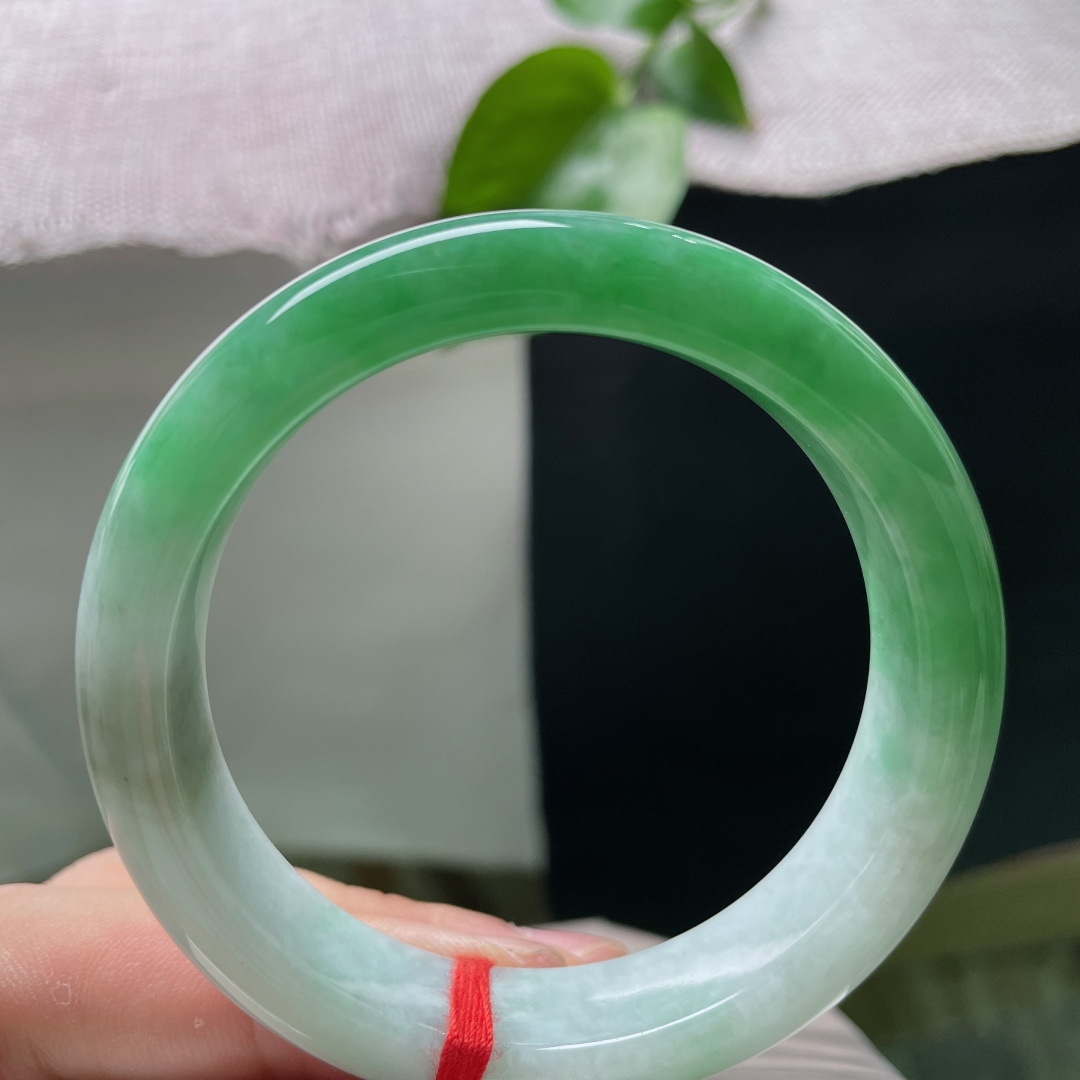 53/12.4/8.6，白底青正圈，暗纹，半圈正阳翠浓艳大气，玉底温润莹亮，贵韵磅礴尽显大家气度。s