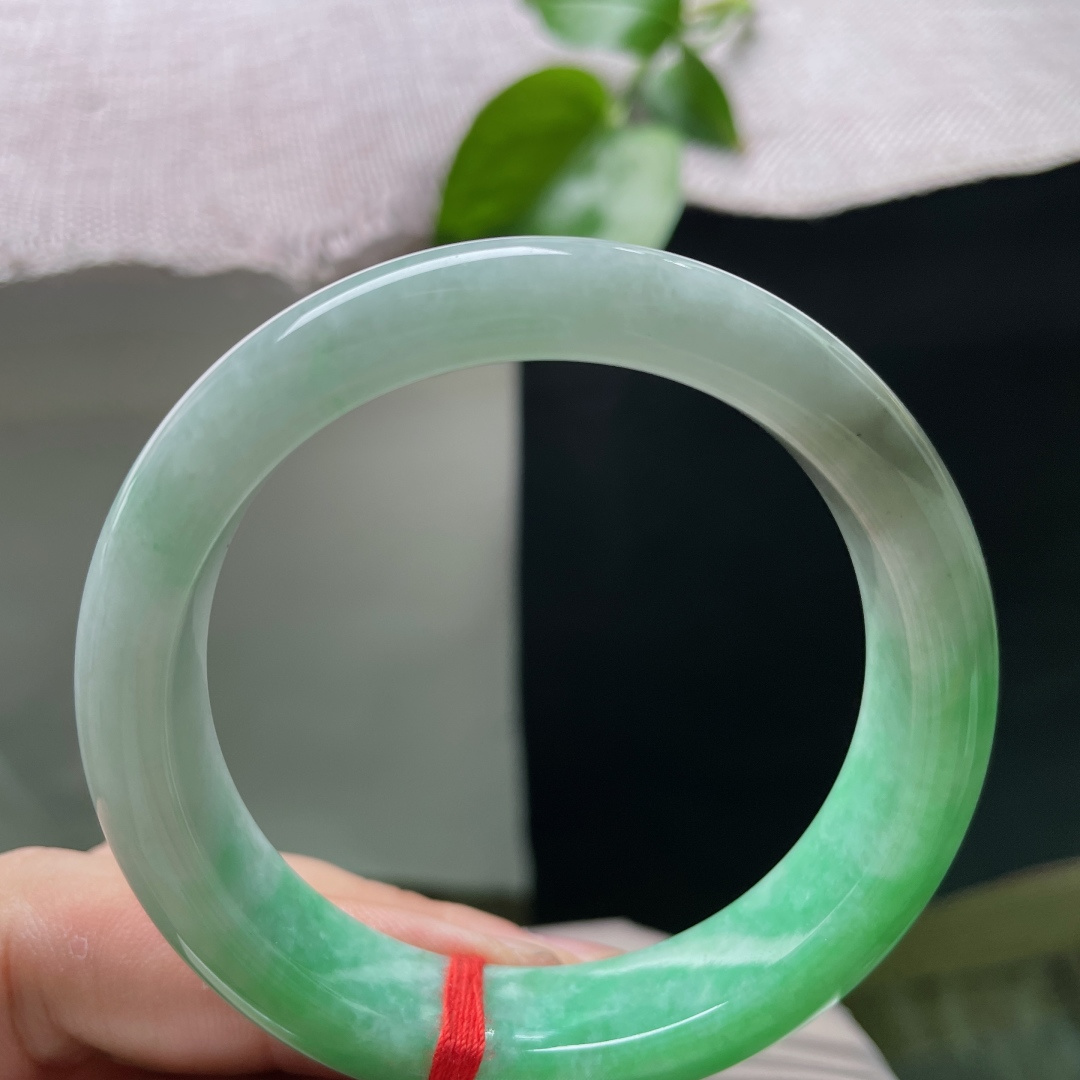 53/12.4/8.6，白底青正圈，暗纹，半圈正阳翠浓艳大气，玉底温润莹亮，贵韵磅礴尽显大家气度。s