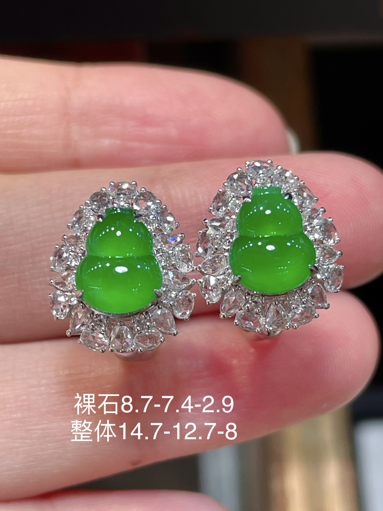 ️ 性比精品翡翠葫芦耳钉，满色水头足这款很精致18k真金真钻镶嵌，料子饱满细腻种水，8.7-7.4