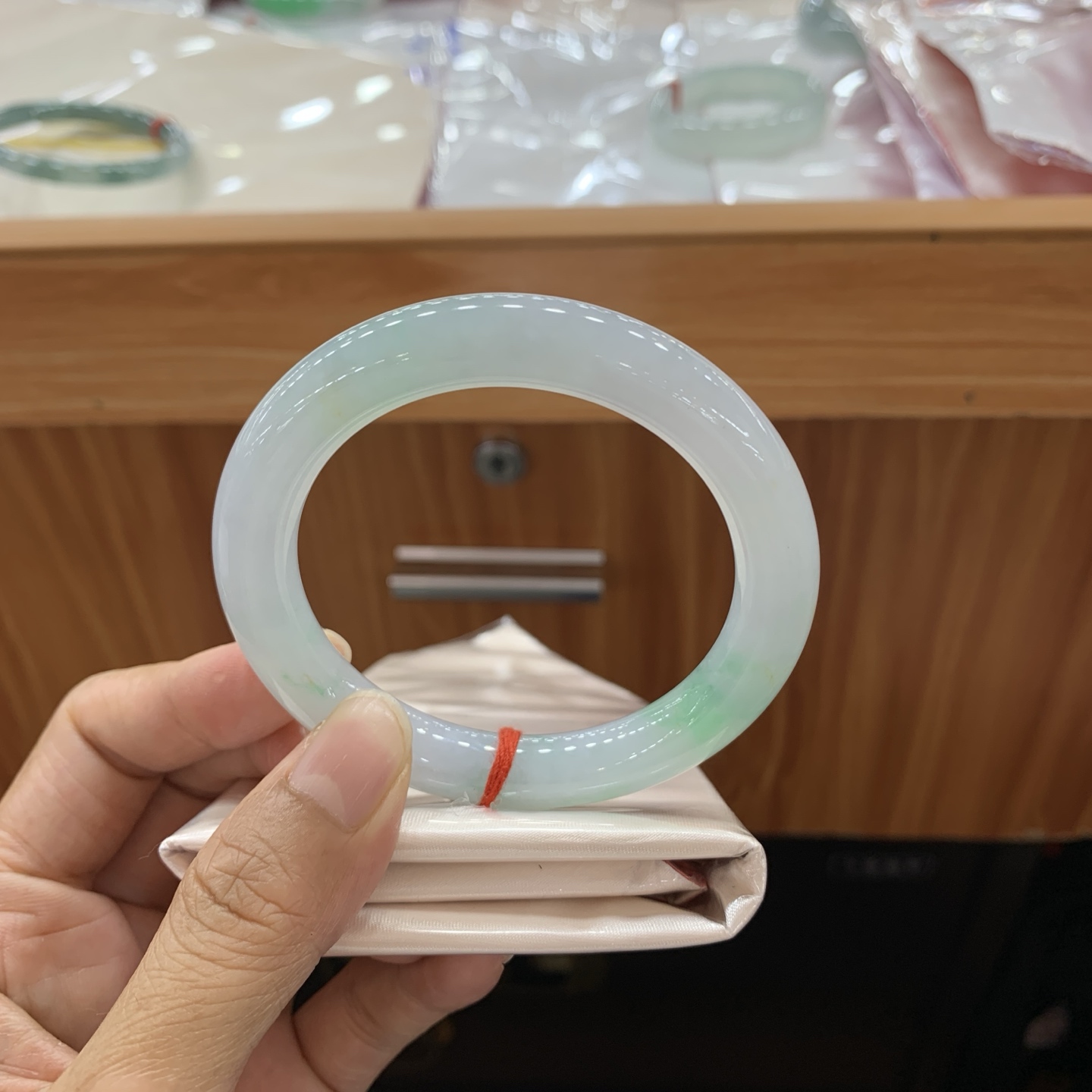 062411MMJ 飘绿圆条翡翠手镯 55.2-9.7-10