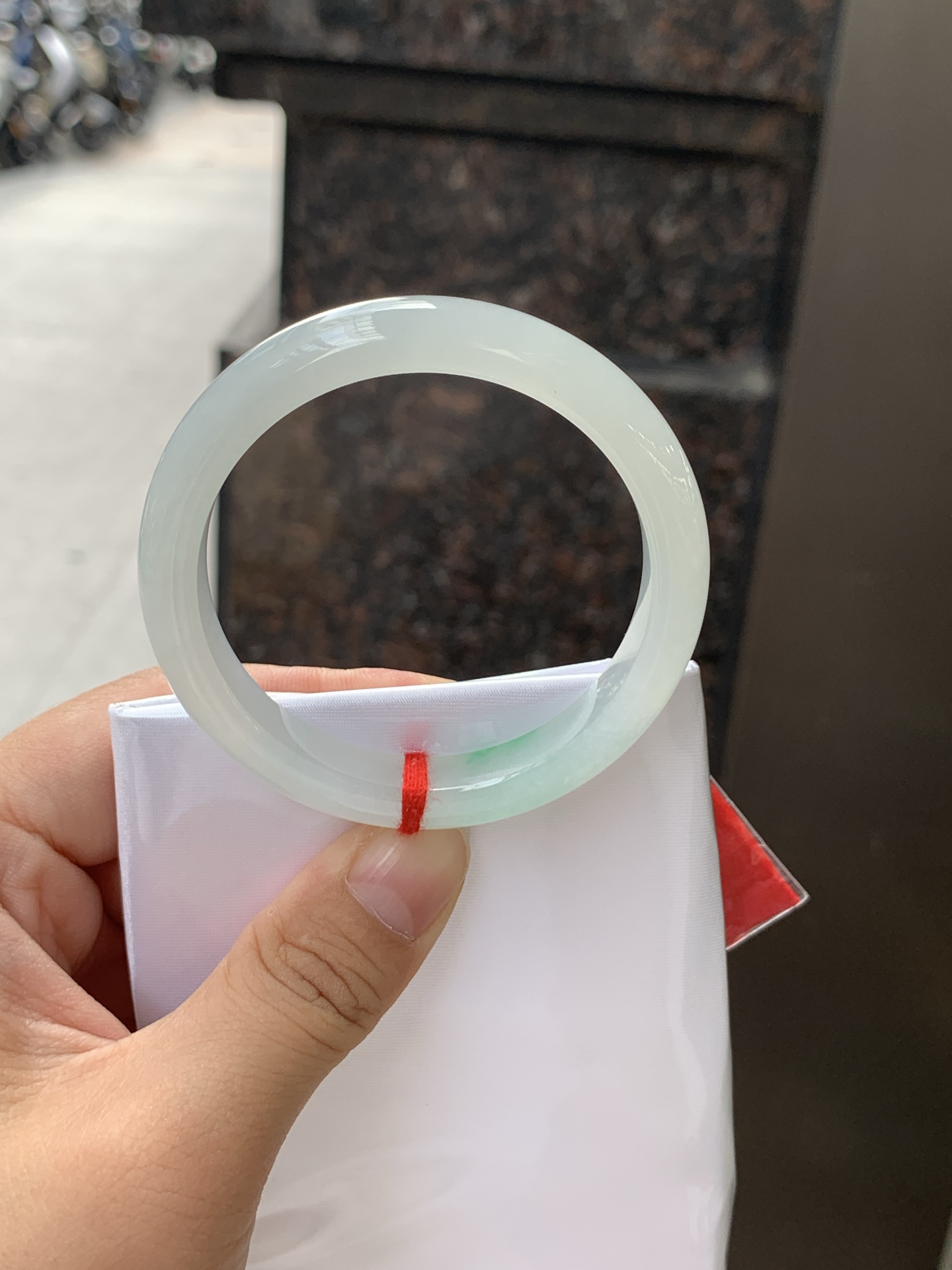 冰飘绿正圈 50.8-9.4-7.2 0625-N1065 无裂，玉质冰润细腻，清爽的底子飘一朵甜阳绿花，鲜活而灵动，犹如新冒的嫩芽，艳丽惹人