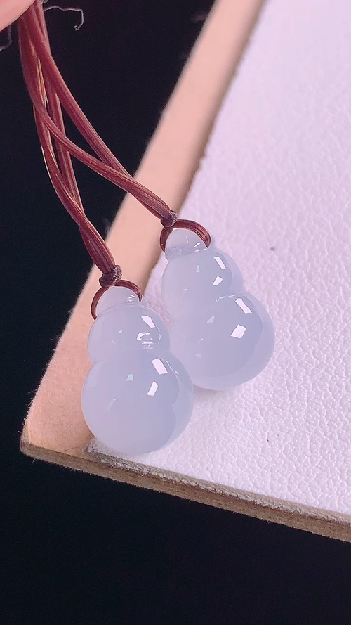 冰种葫芦，无裂，尺寸:12.4-8.1-8.0mm 23
