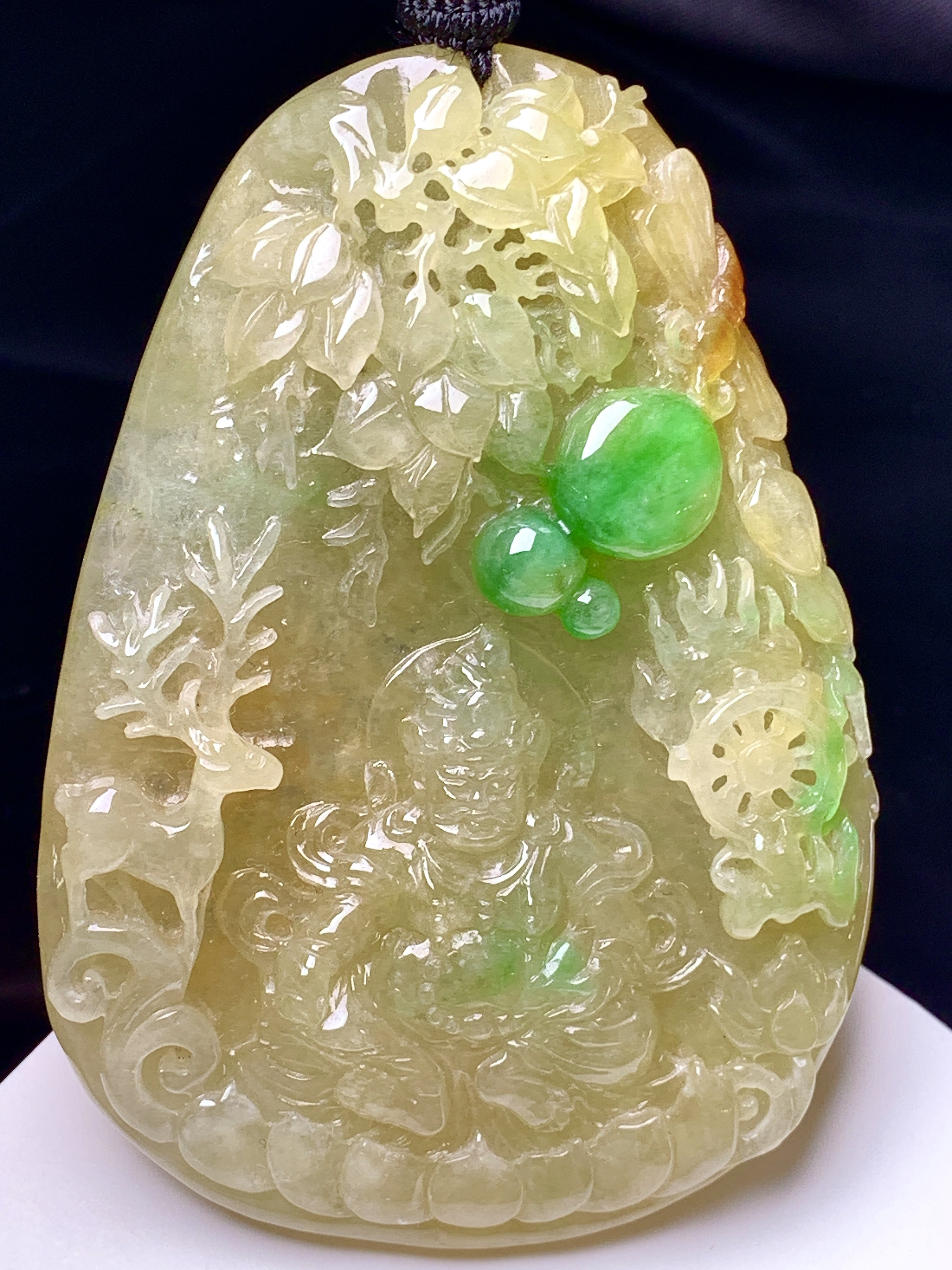 黄翡飘绿黄财神吊坠 玉质细腻 色泽艳丽清新 整体尺寸65.2*45.7*7.8 w1