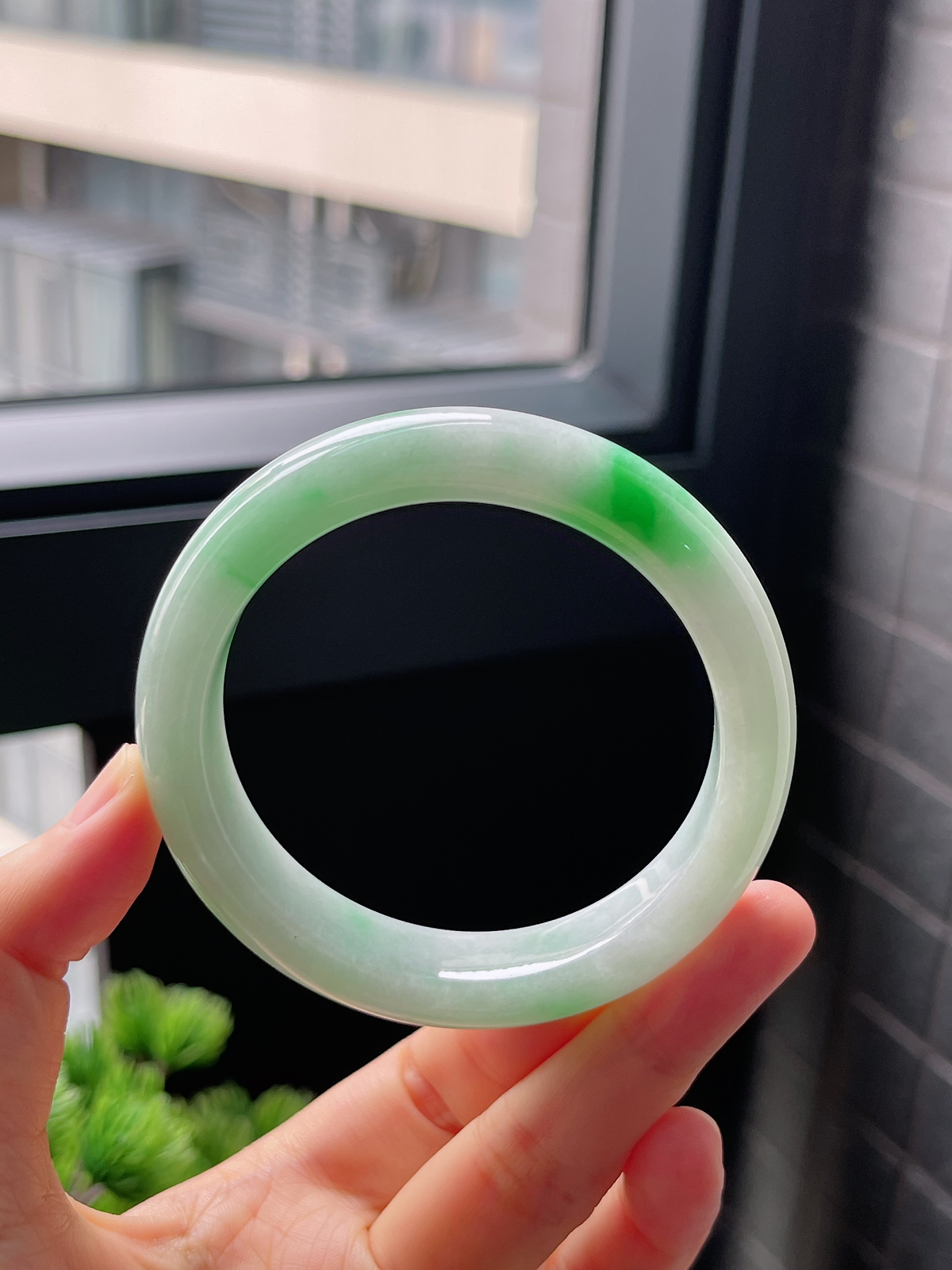 圈口55.8，糯化飘花阳绿翡翠正圈手镯