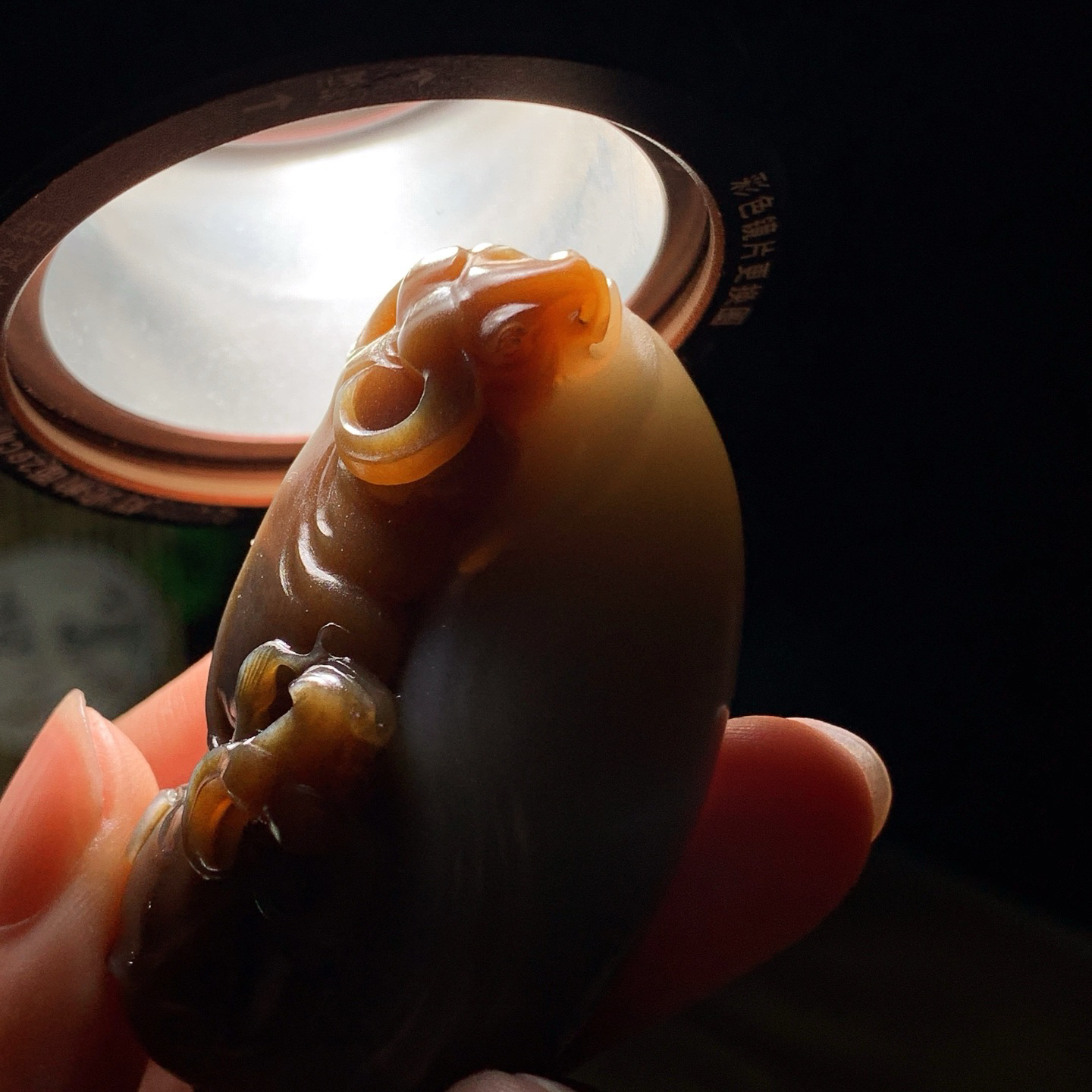 新疆和田玉且末料扭转乾坤牛挂件！尺寸54/33/21重62克 玉质细腻油润 底色纯净 脂粉好，品质好。lt260625