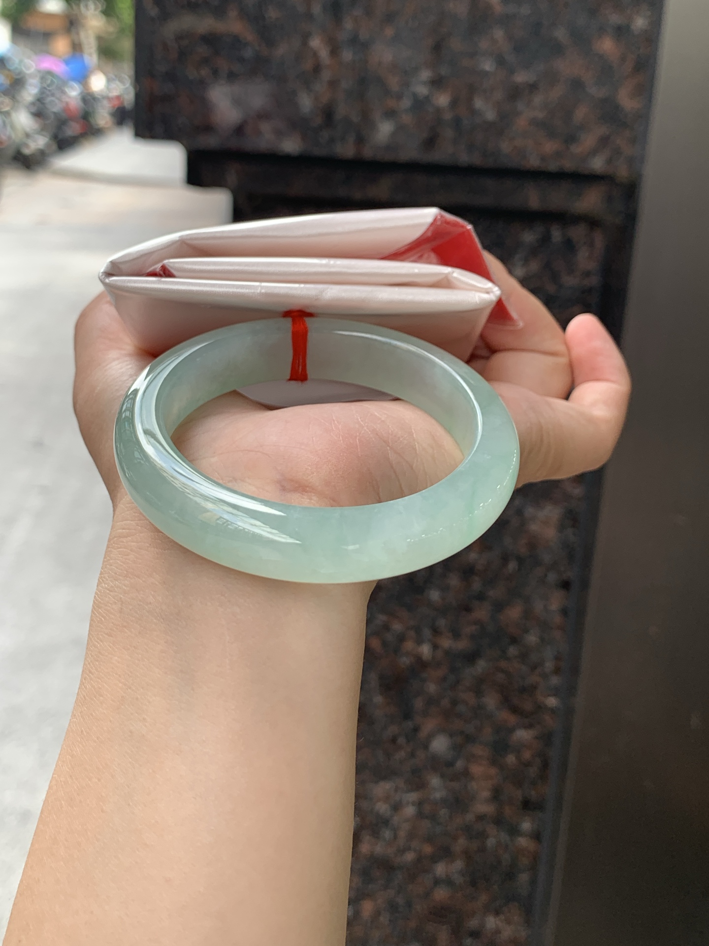 冰晴正圈 54.8-12.2-8.7 0625-N1063 打灯裂纹，底妆胶润，满圈淡雅晴绿，像初春嫩芽落入清泉，均匀柔和，抬眼就是一片宁静感。