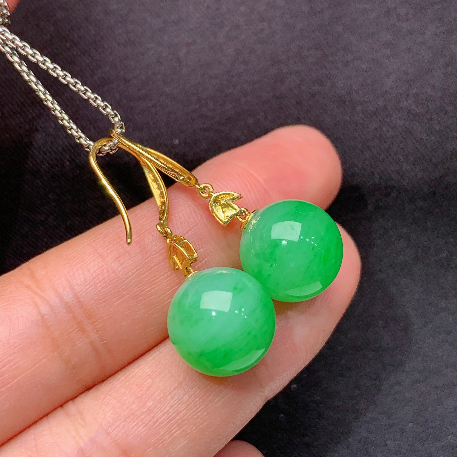 阳绿圆珠耳坠，18k金镶嵌，简约时尚。冰润色阳，种水足，Xyg 尺寸11.8