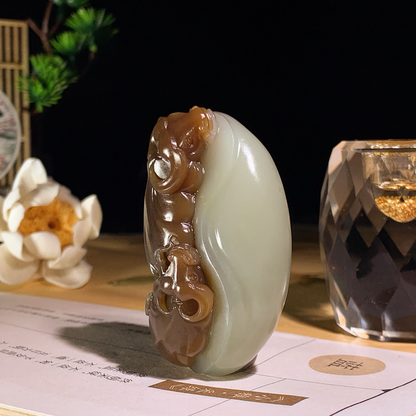 新疆和田玉且末料扭转乾坤牛挂件！尺寸54/33/21重62克 玉质细腻油润 底色纯净 脂粉好，品质好。lt260625