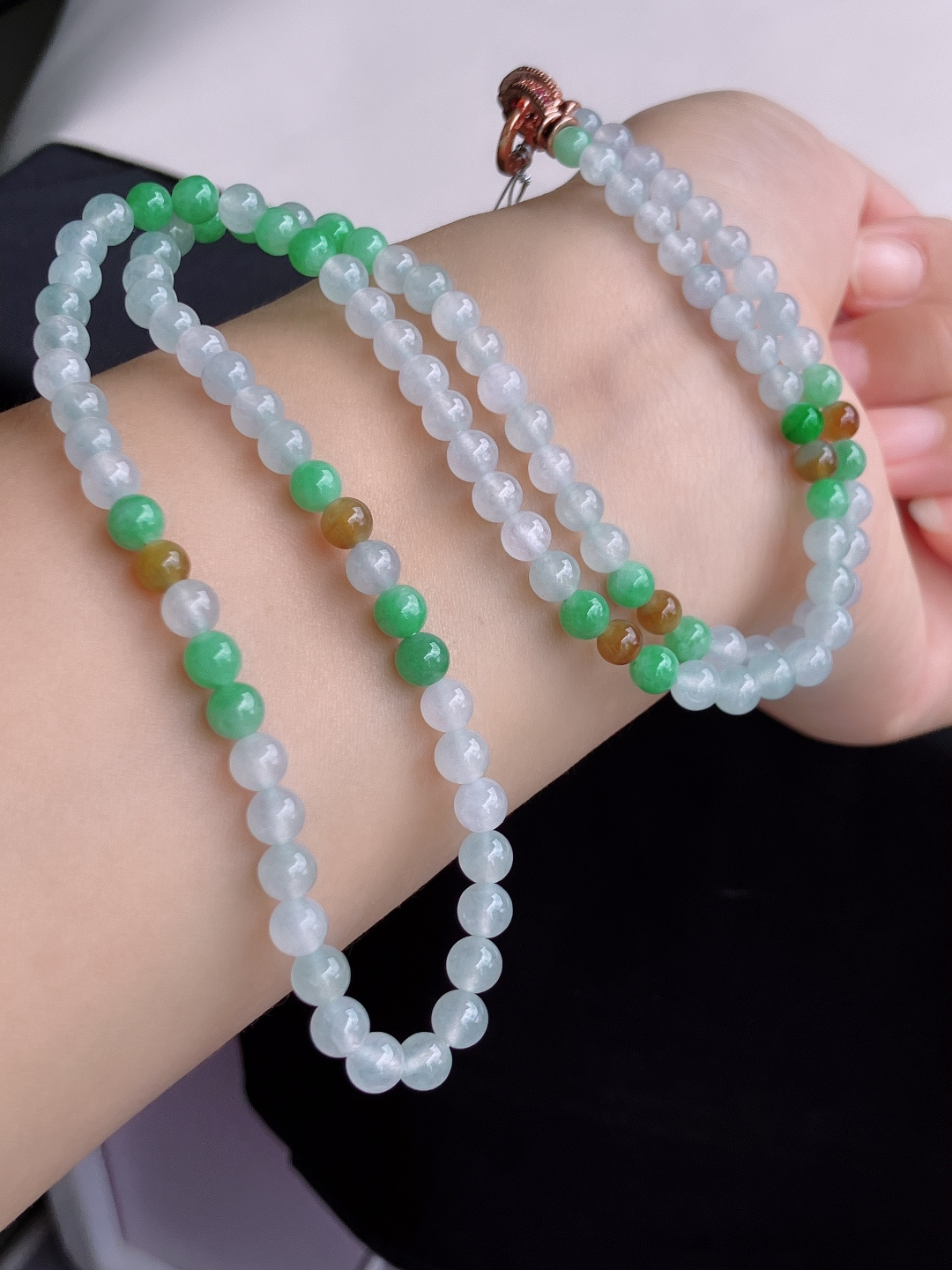 三彩珠链，晶莹剔透，特色，尺寸5.6/3圈半，自然光实拍