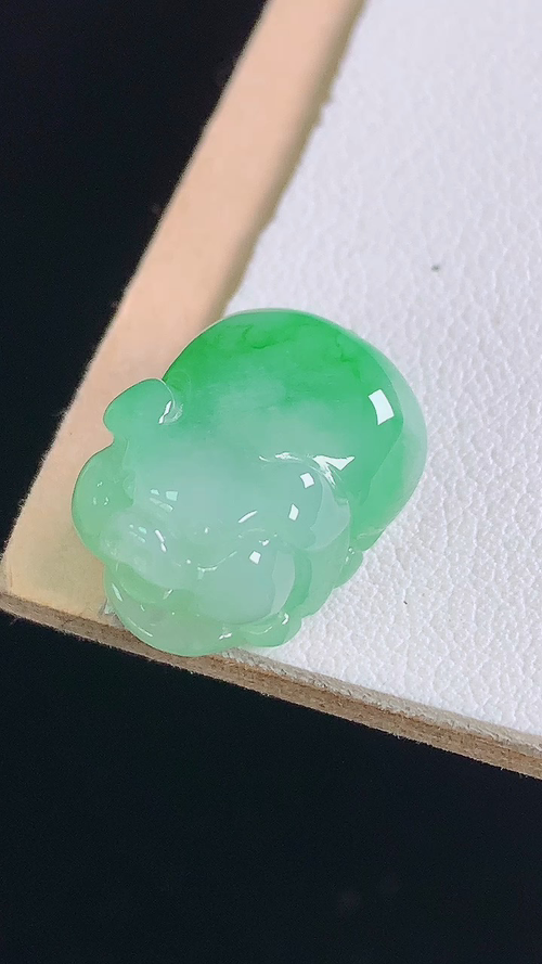 冰绿小猪，无裂，尺寸:16.7-12.1-8.8mm 24