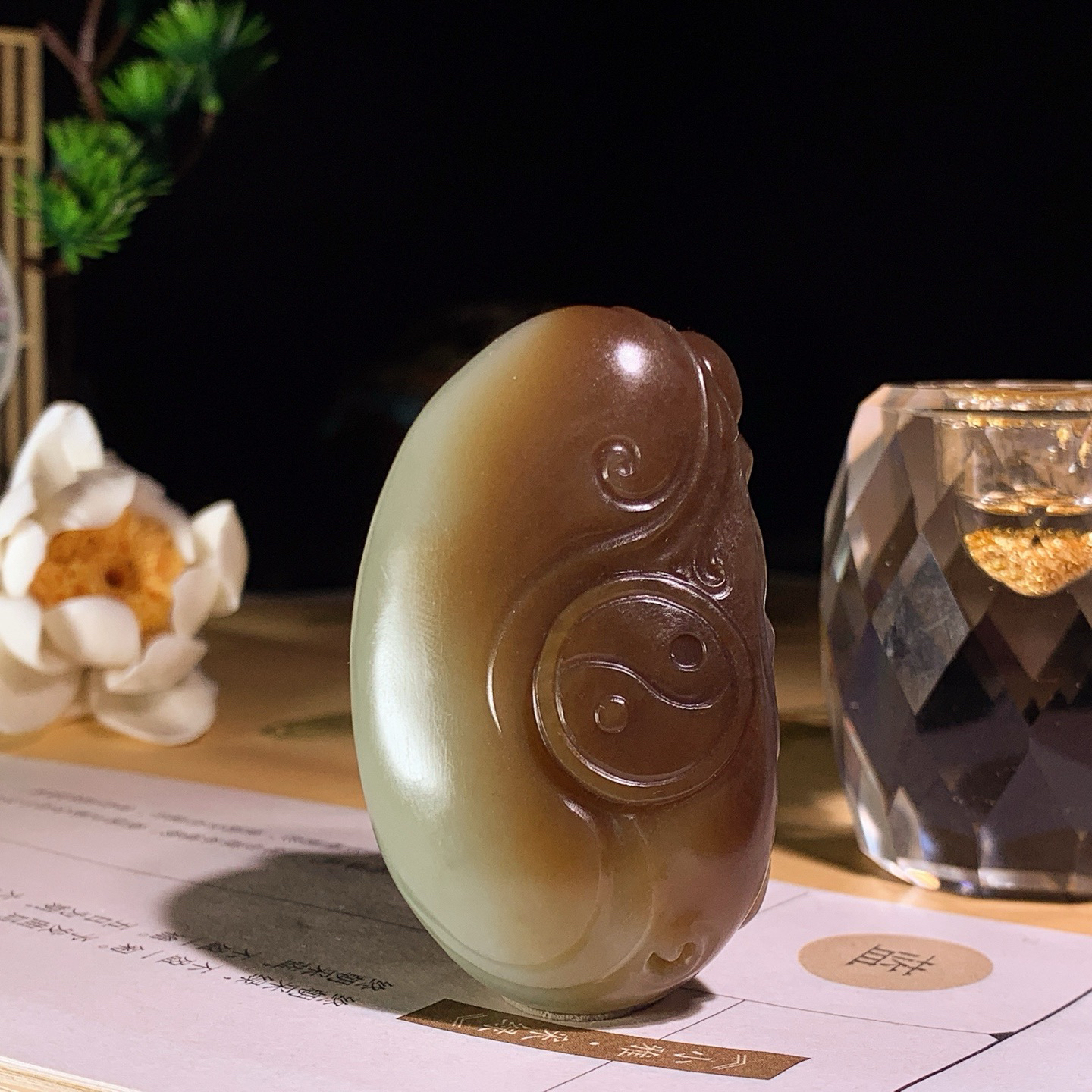 新疆和田玉且末料扭转乾坤牛挂件！尺寸54/33/21重62克 玉质细腻油润 底色纯净 脂粉好，品质好。lt260625