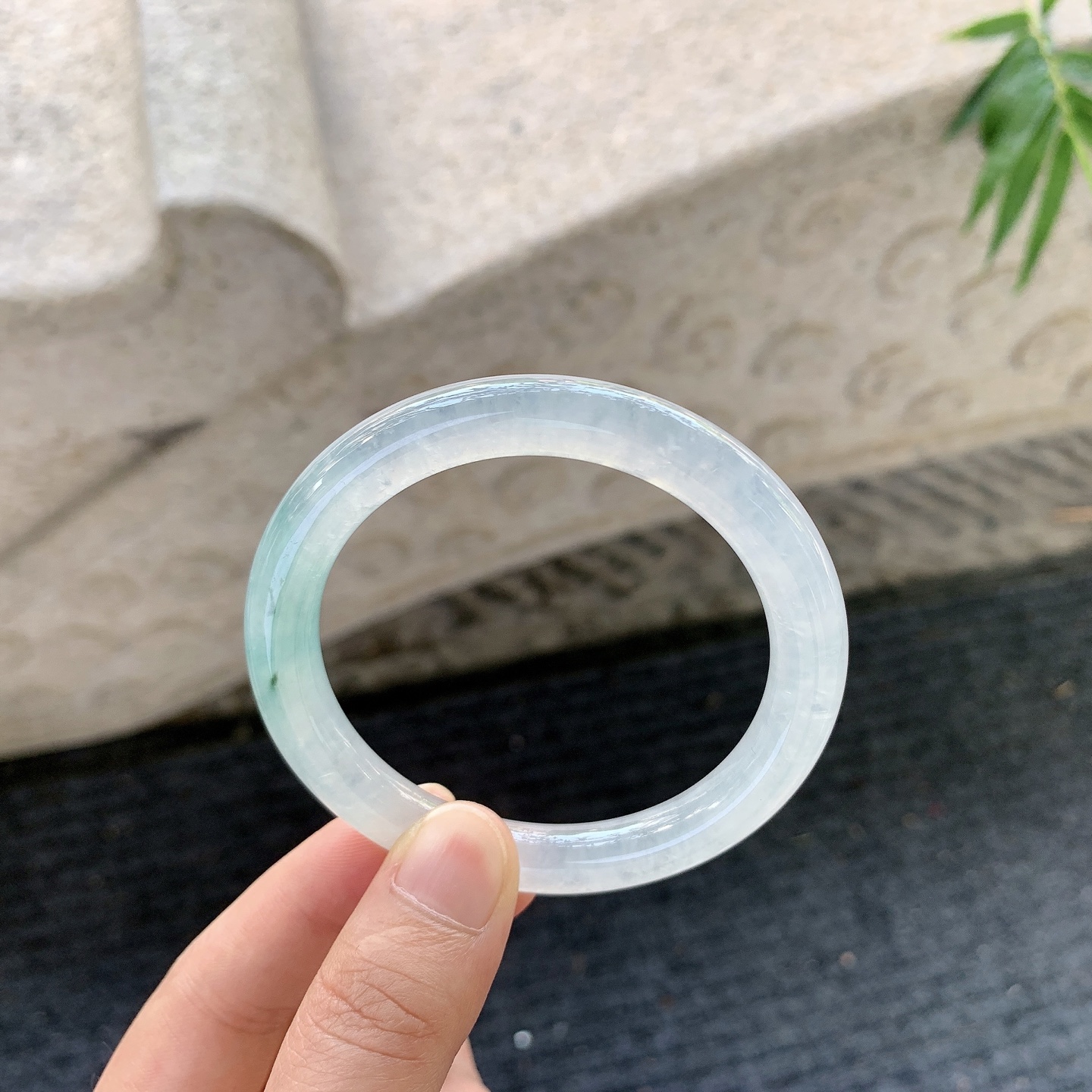 圆条52 53【圈口】53.2/8.2/8.5【编码】BA062778【描述】冰飘绿，清透，水润，种老，细腻，打灯有絮线