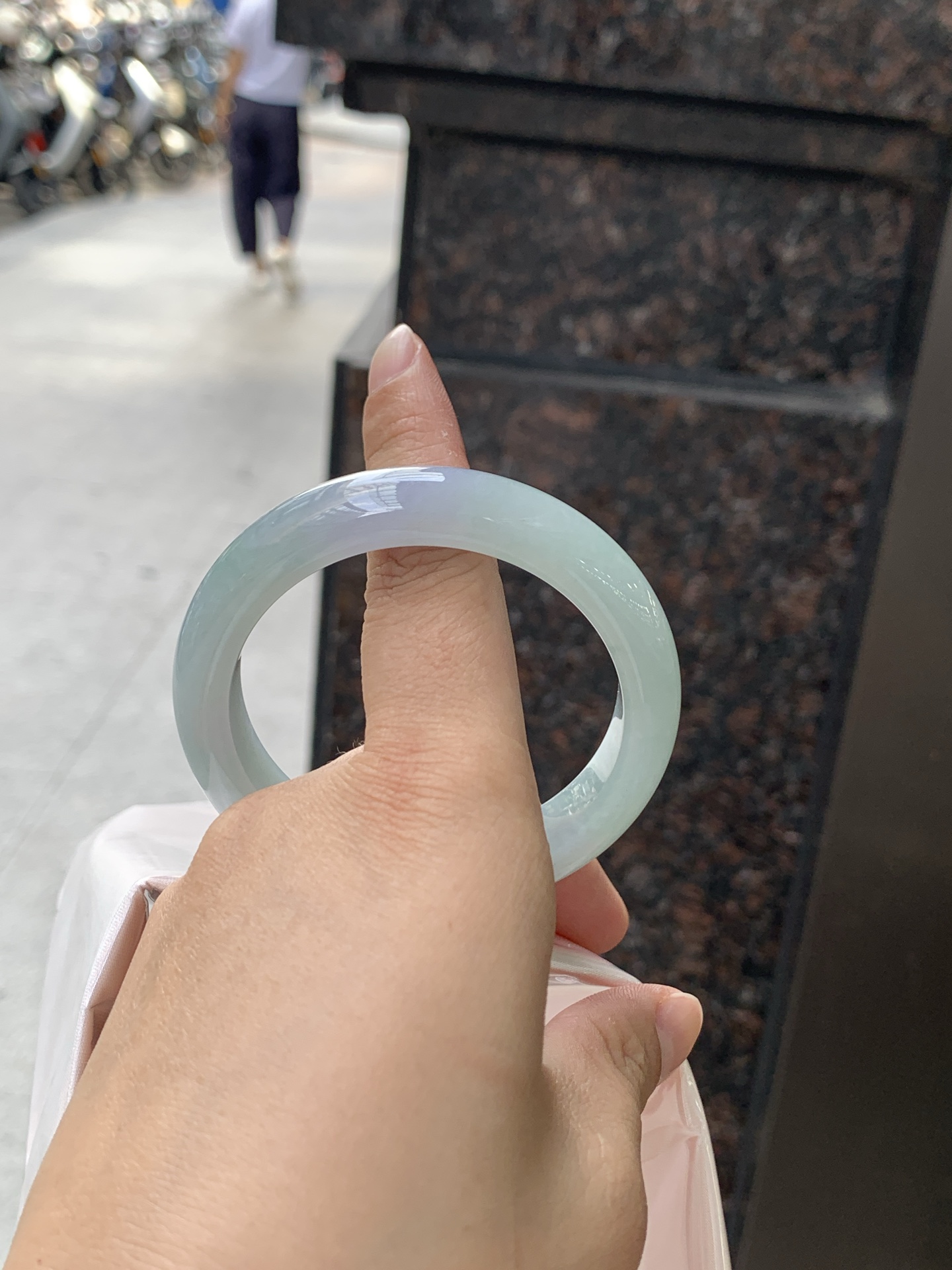 春彩正圈 0625-N930-15 无裂，淡紫底色交织翠色飘花，底妆细腻温润，色泽自然柔和，一镯双色，韵味独特，日常佩戴超显气质。
