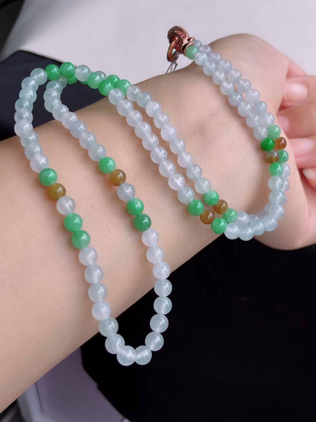 三彩珠链，晶莹剔透，特色，尺寸5.6/3圈半，自然光实拍