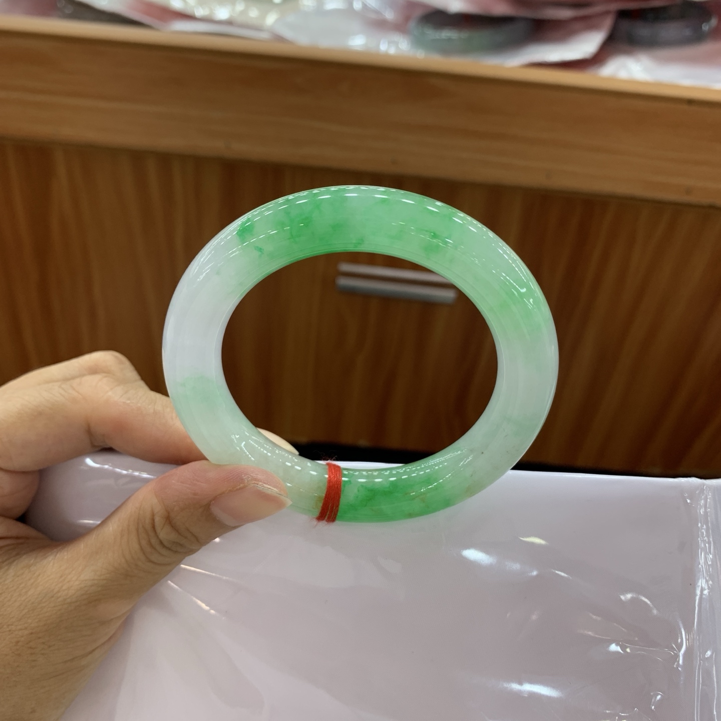 062434XY 飘绿圆条翡翠手镯 55.4-11.2