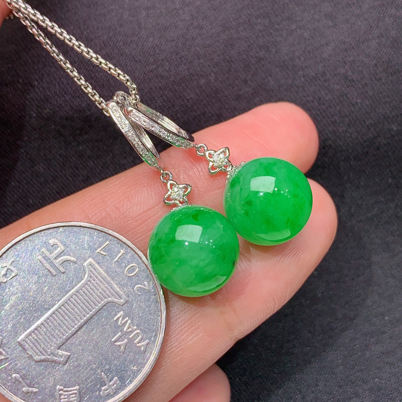阳绿圆珠耳坠，18k金镶嵌，简约时尚。冰润色阳，种水足，Xyg 尺寸11.7
