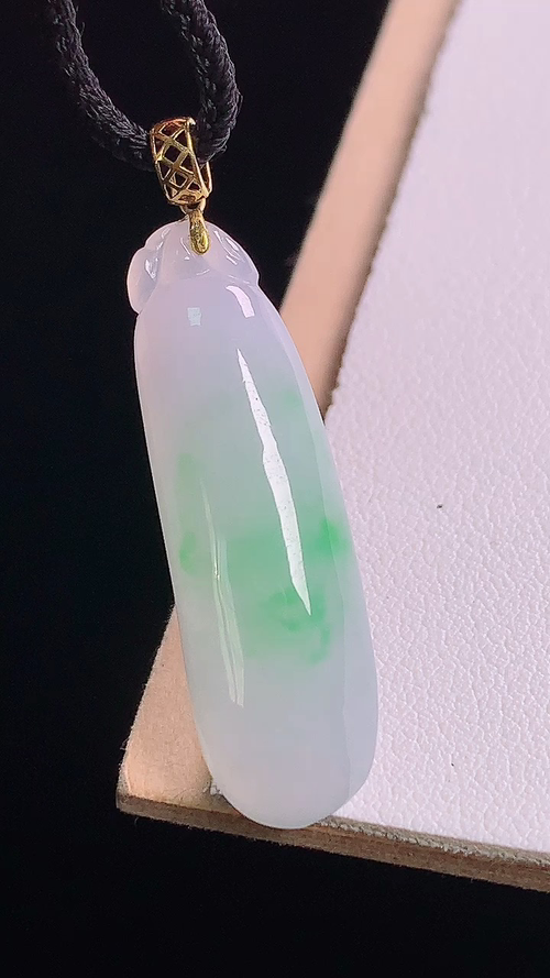 ️18K冰飘绿福瓜吊坠，无裂，尺寸:39.3-32.4-10.3-6.0mm 21