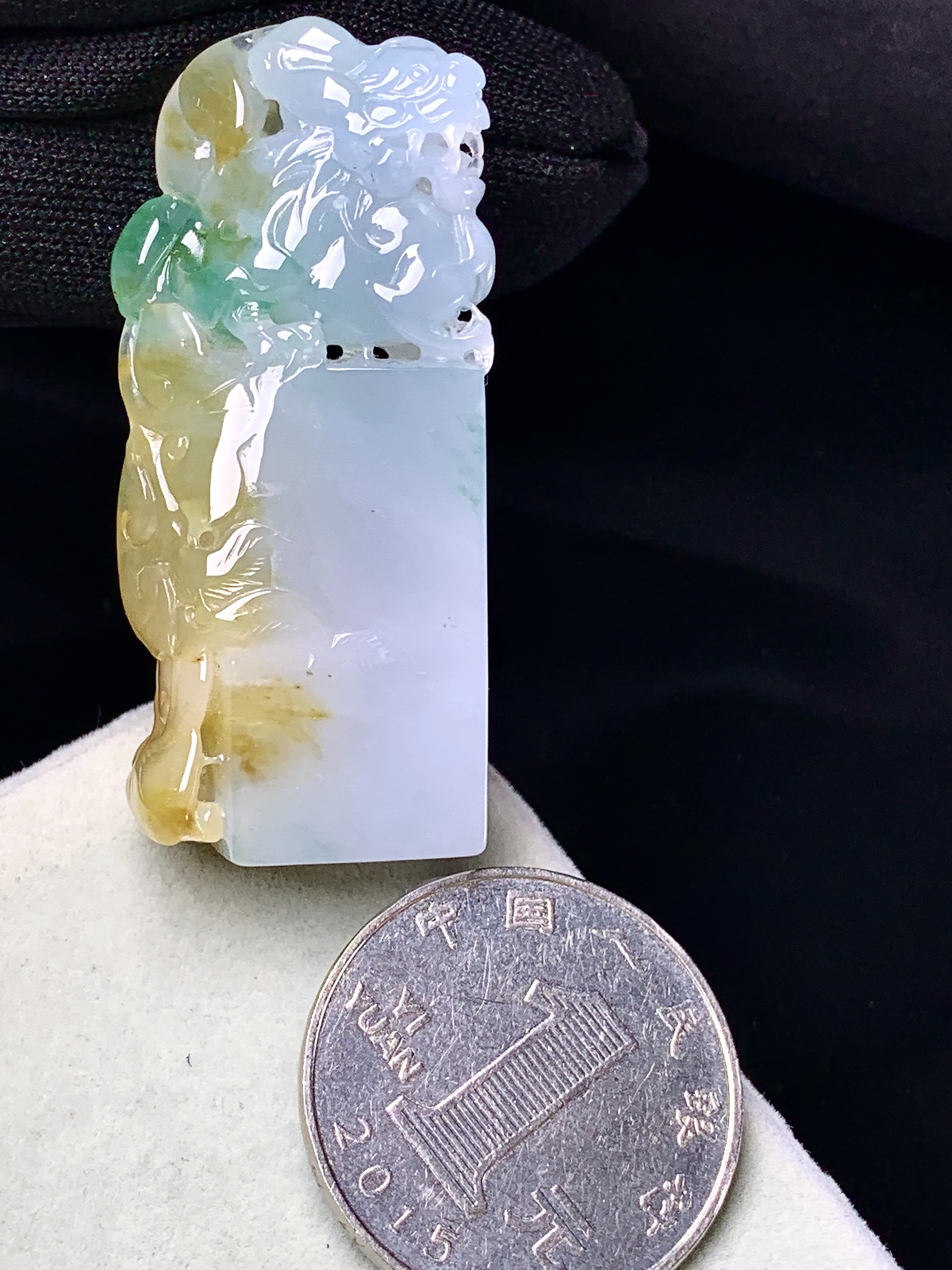 飘黄绿翡貔貅印章吊坠 玉质细腻 色泽艳丽清新 整体尺寸47.2*20*11.8 c1