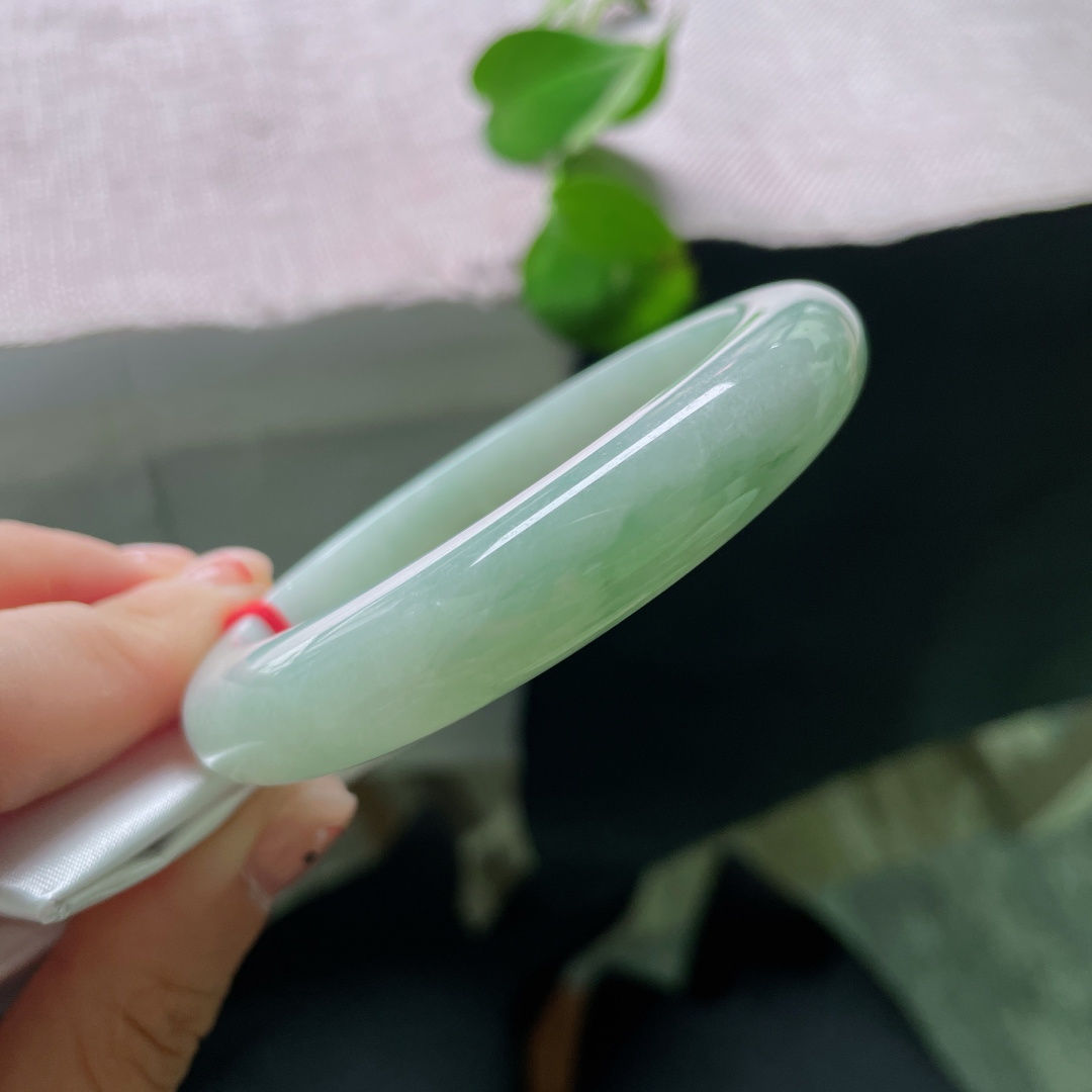 57/11.8/8.9，飘花正圈，由浅白过渡至浓润湖翠，色泽层次柔和，自带沉静清雅气韵。有纹，ss57273a