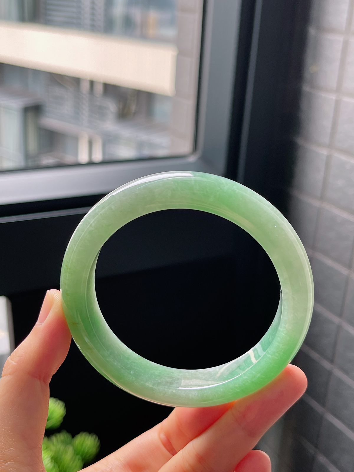 圈口58，糯化果绿底飘花翡翠正圈手镯