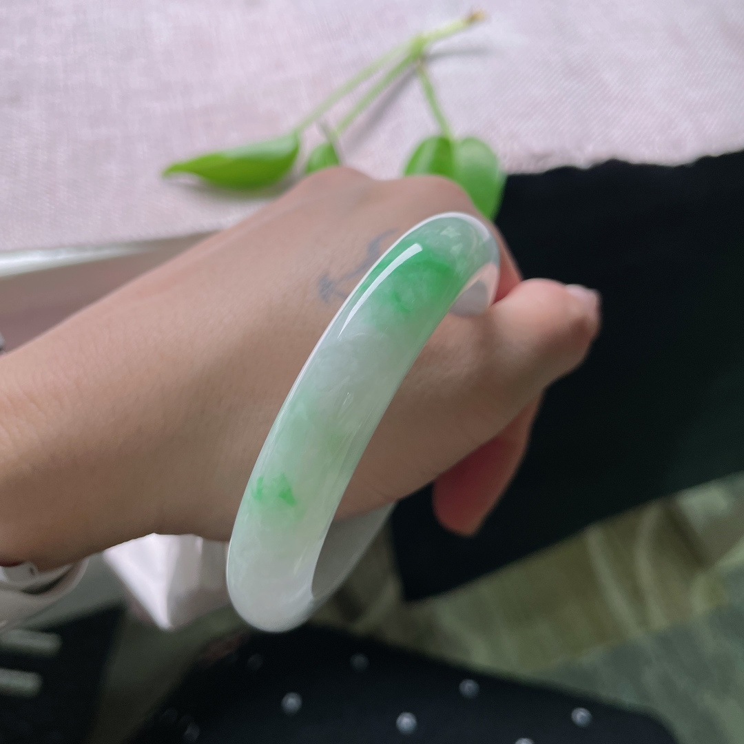 56.8/11.8/7.9，白底青正圈，水头好，种老，翠绿依然，青白分明，晶体纹，ss50635a