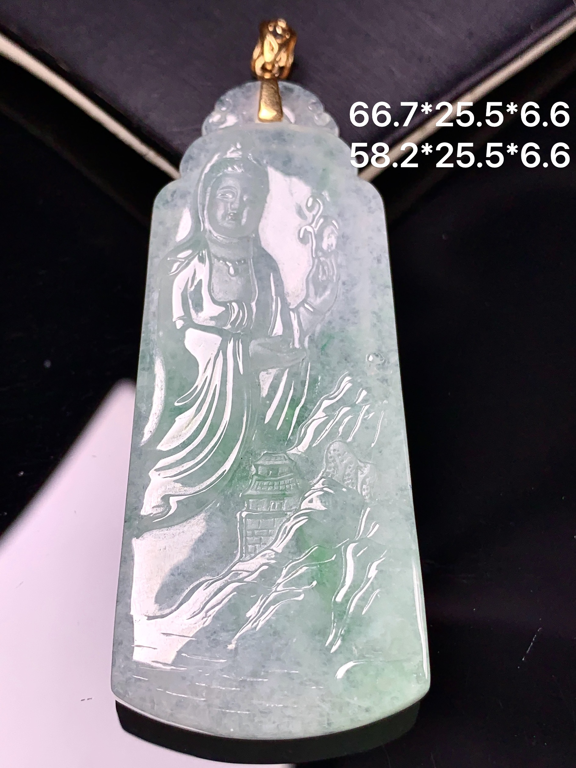 18k金镶嵌飘绿山水观音菩萨吊坠 玉质细腻 色泽艳丽清新 整体尺寸66.7*25.5*6.6 j1