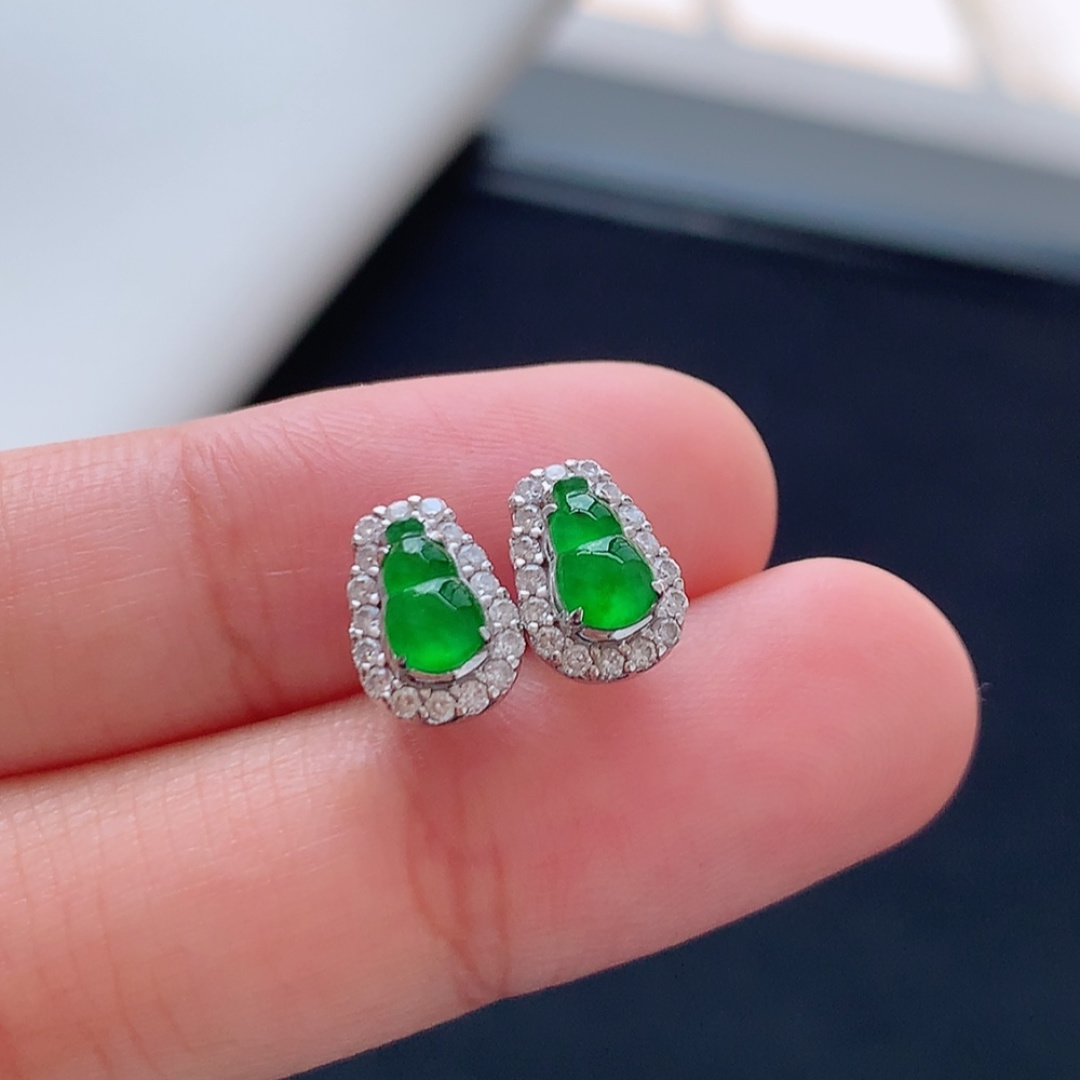 冰阳绿葫芦耳钉 莹莹青翠，种老细腻水润，佩戴优雅时尚 货号18622，6.7-4-1.3