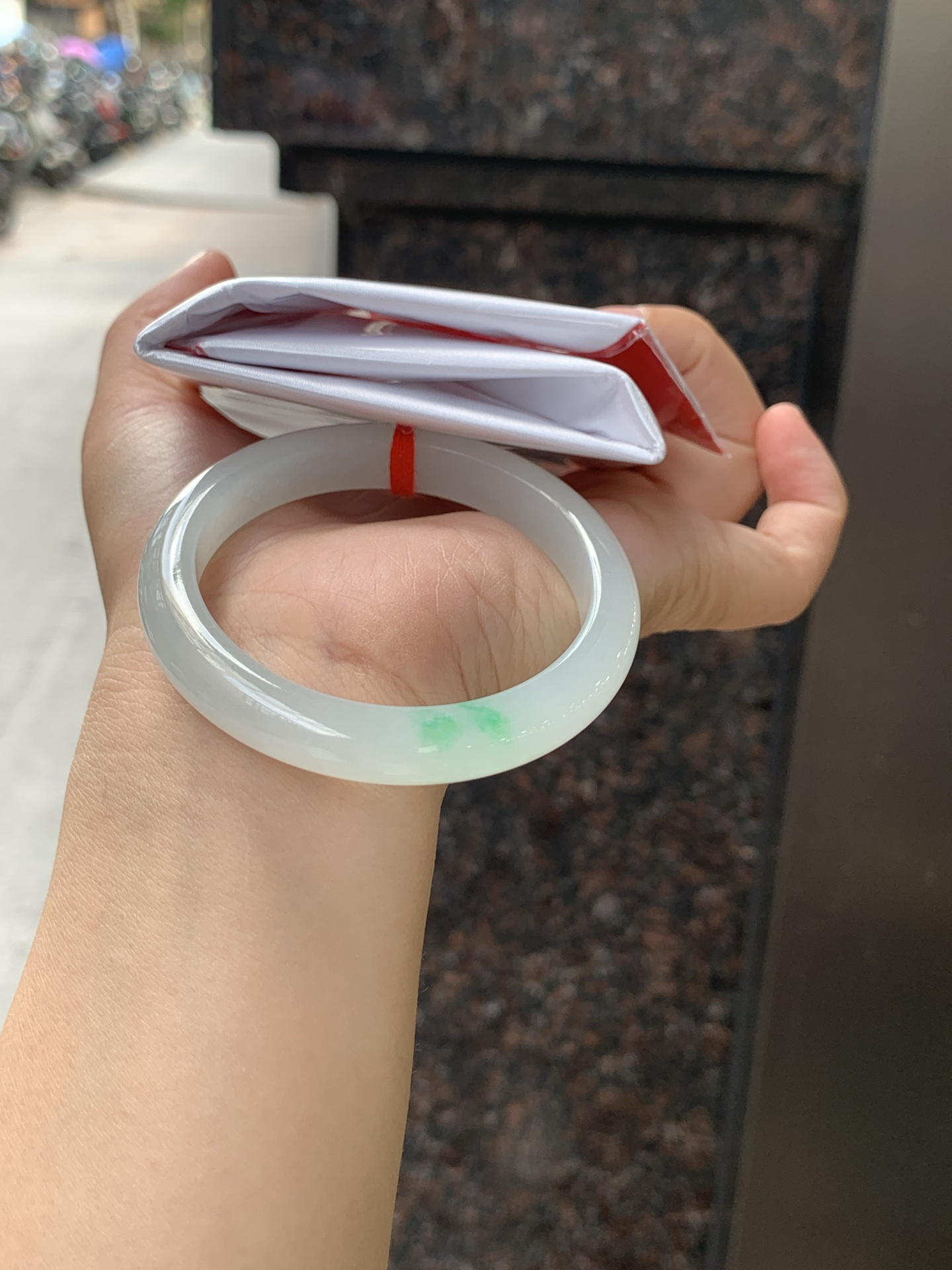 冰飘绿正圈 50.8-9.4-7.2 0625-N1065 无裂，玉质冰润细腻，清爽的底子飘一朵甜阳绿花，鲜活而灵动，犹如新冒的嫩芽，艳丽惹人