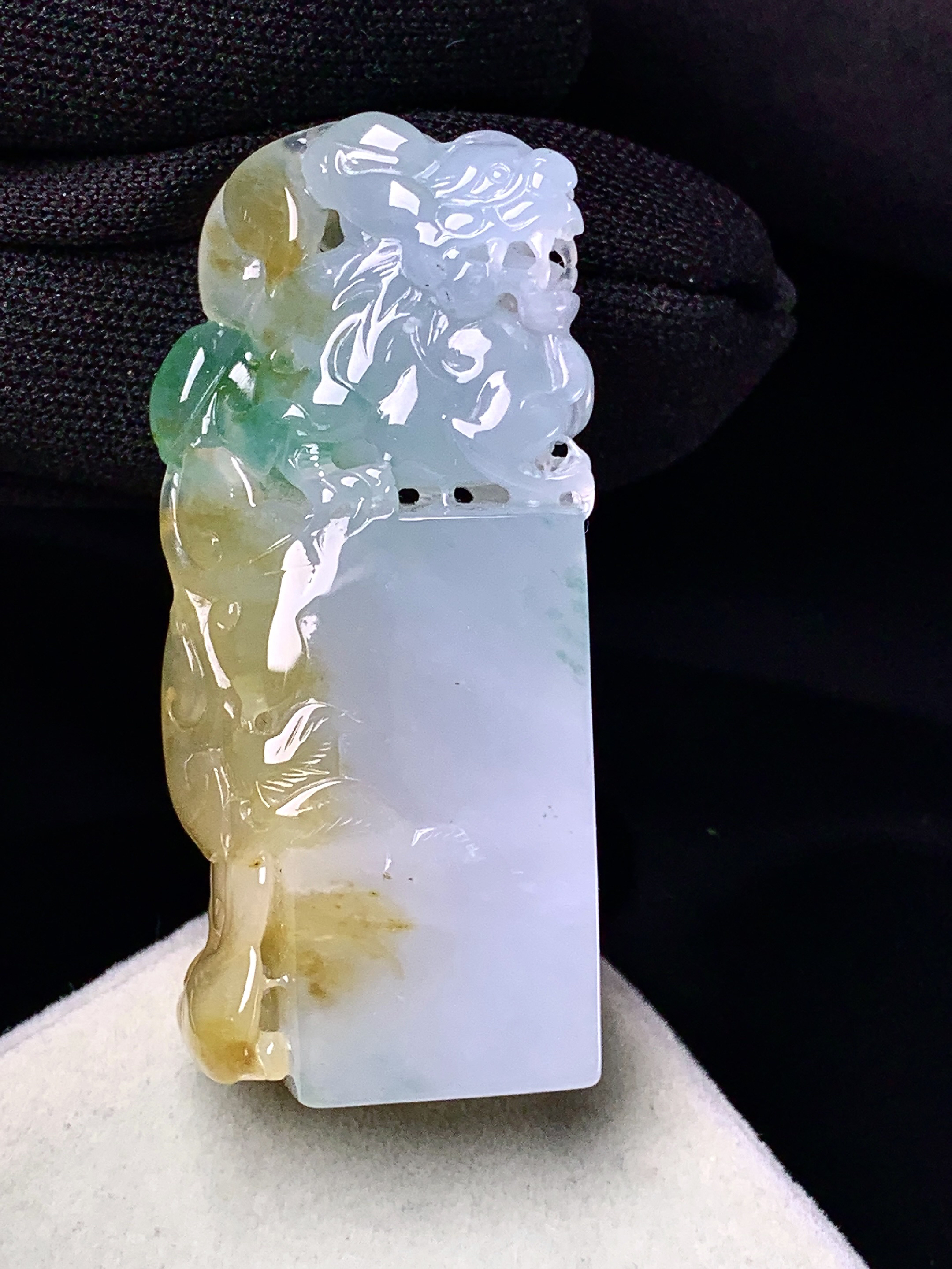 飘黄绿翡貔貅印章吊坠 玉质细腻 色泽艳丽清新 整体尺寸47.2*20*11.8 c1