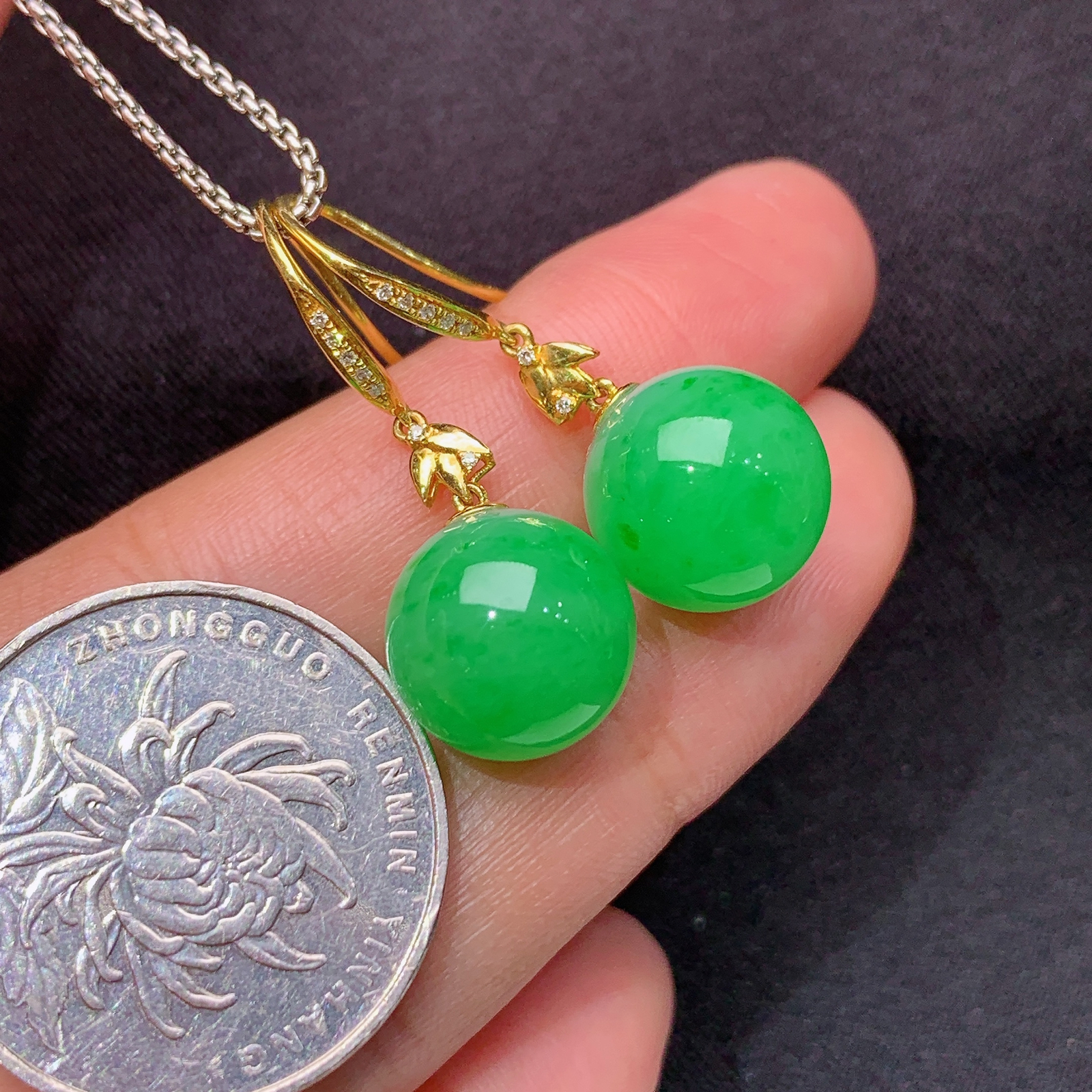 阳绿圆珠耳坠，18k金镶嵌，简约时尚。冰润色阳，种水足，Xyg 尺寸11.8