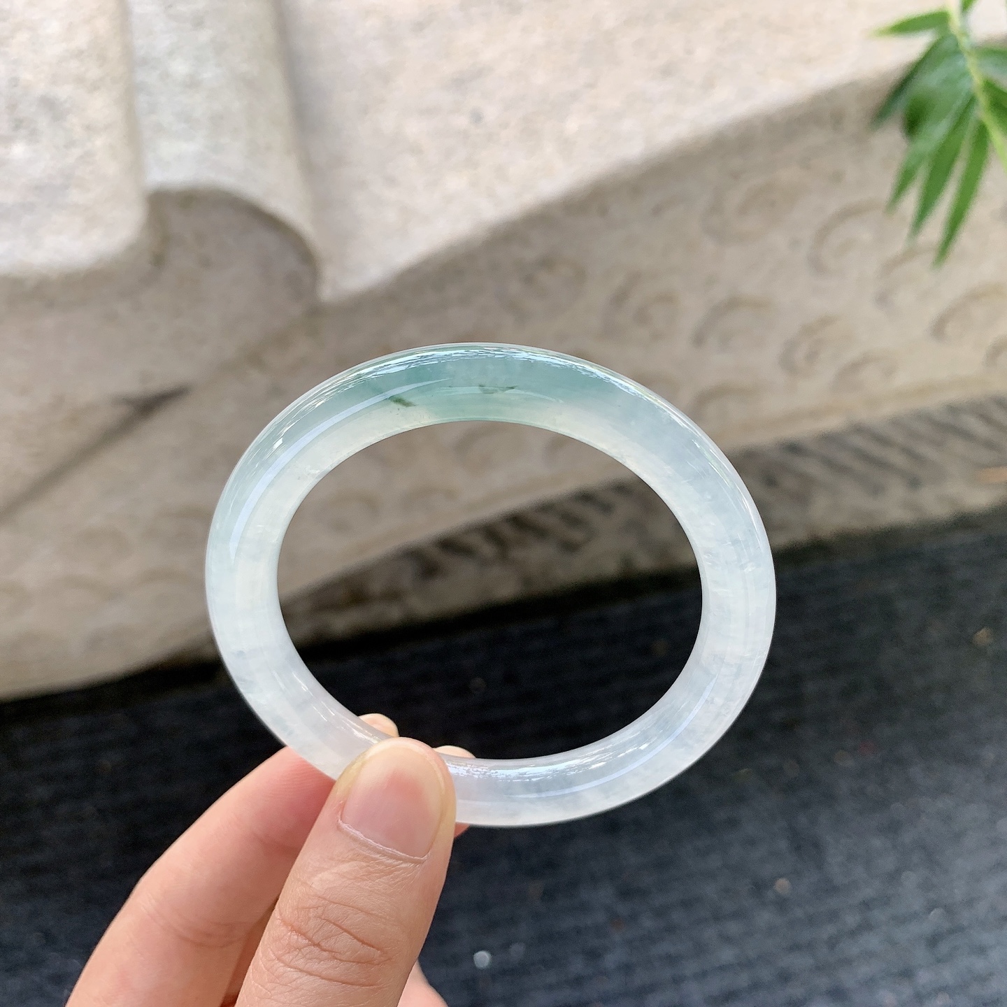 圆条52 53【圈口】53.2/8.2/8.5【编码】BA062778【描述】冰飘绿，清透，水润，种老，细腻，打灯有絮线