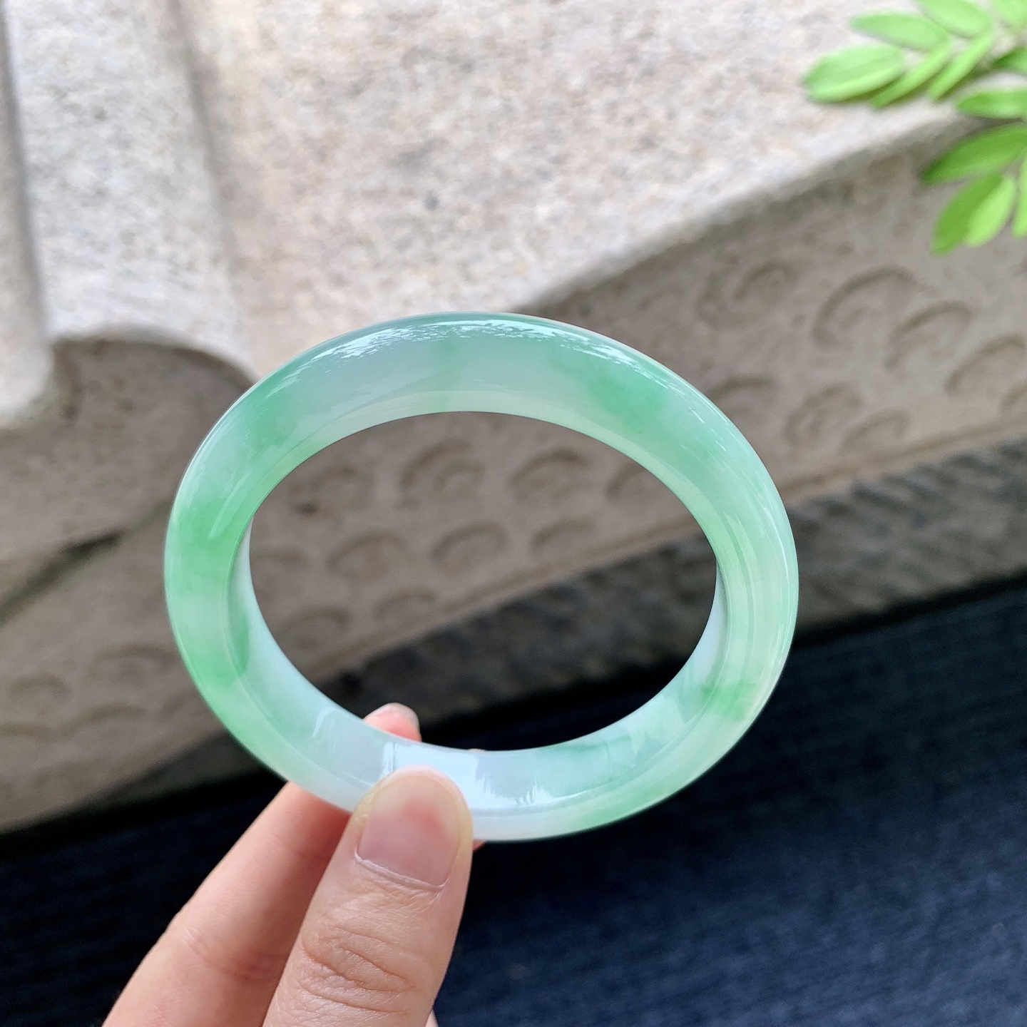 正圈 59 60，圈口60/12.2/9，编码HD062605，描述冰糯飘绿，水润，种老，细腻，打灯有棉线
