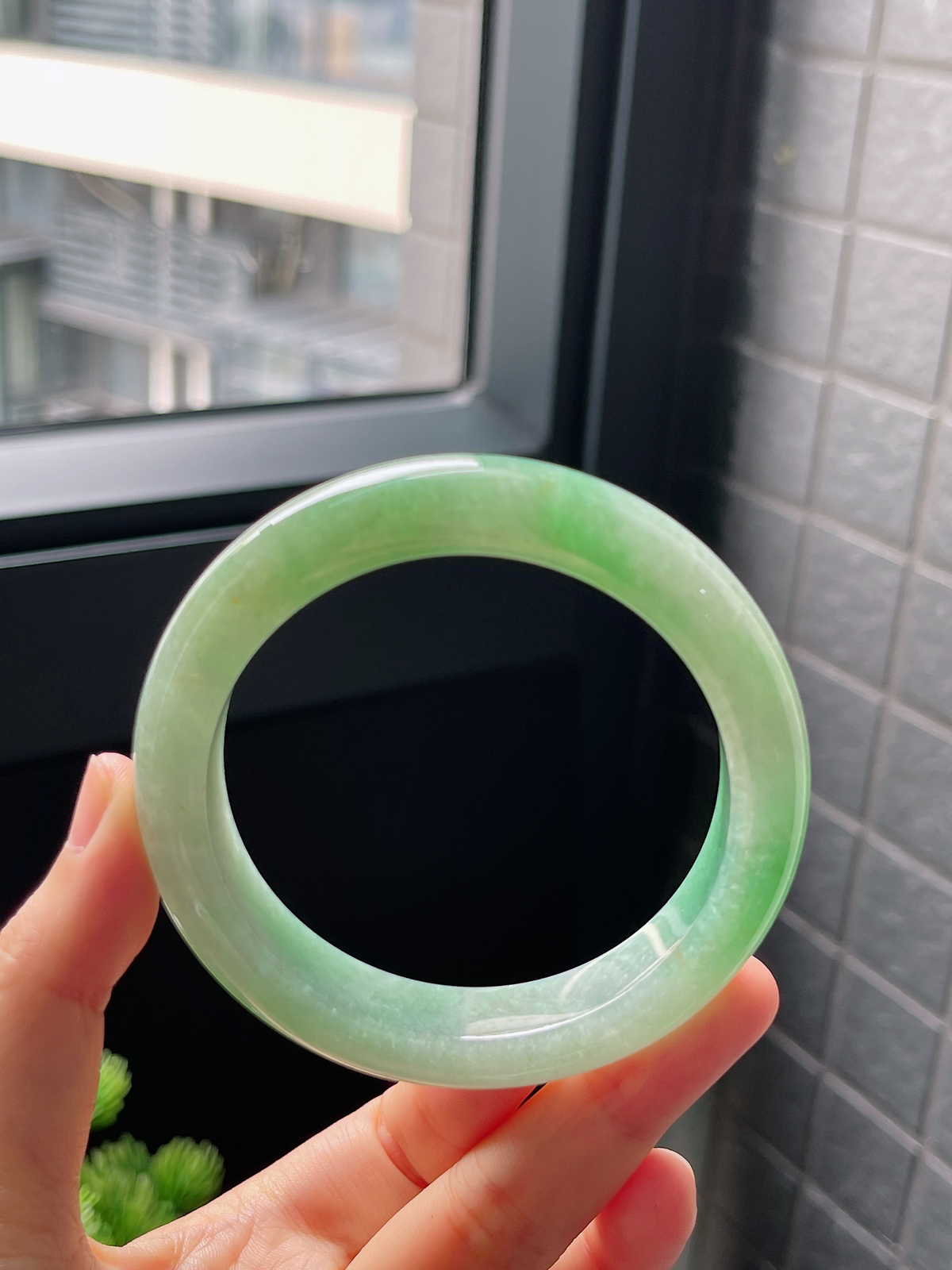 圈口58，糯化果绿底飘花翡翠正圈手镯