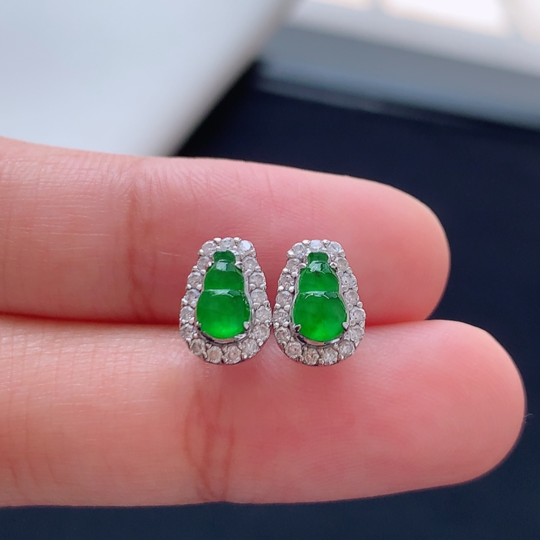 冰阳绿葫芦耳钉 莹莹青翠，种老细腻水润，佩戴优雅时尚 货号18622，6.7-4-1.3