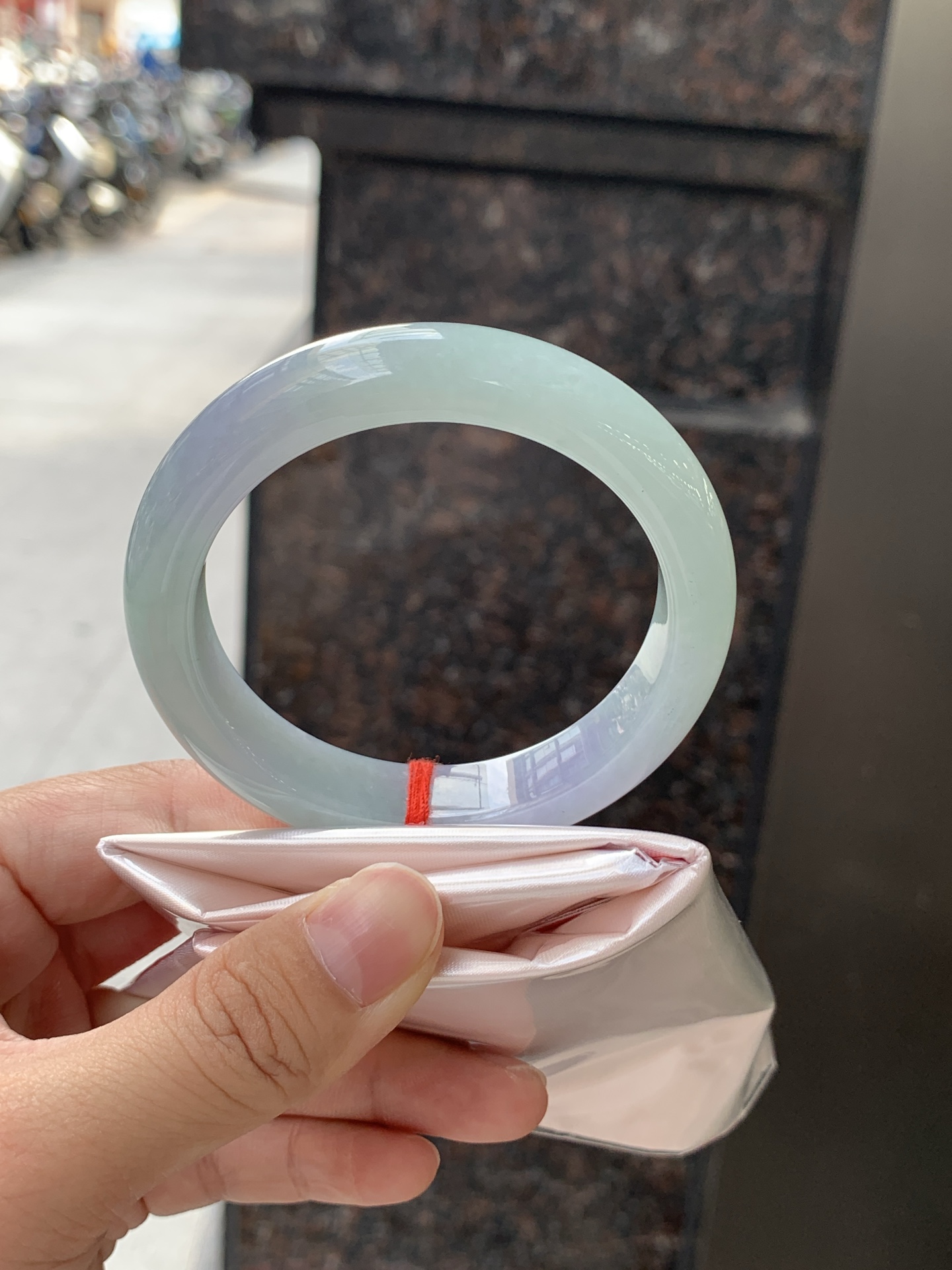 春彩正圈 0625-N930-15 无裂，淡紫底色交织翠色飘花，底妆细腻温润，色泽自然柔和，一镯双色，韵味独特，日常佩戴超显气质。