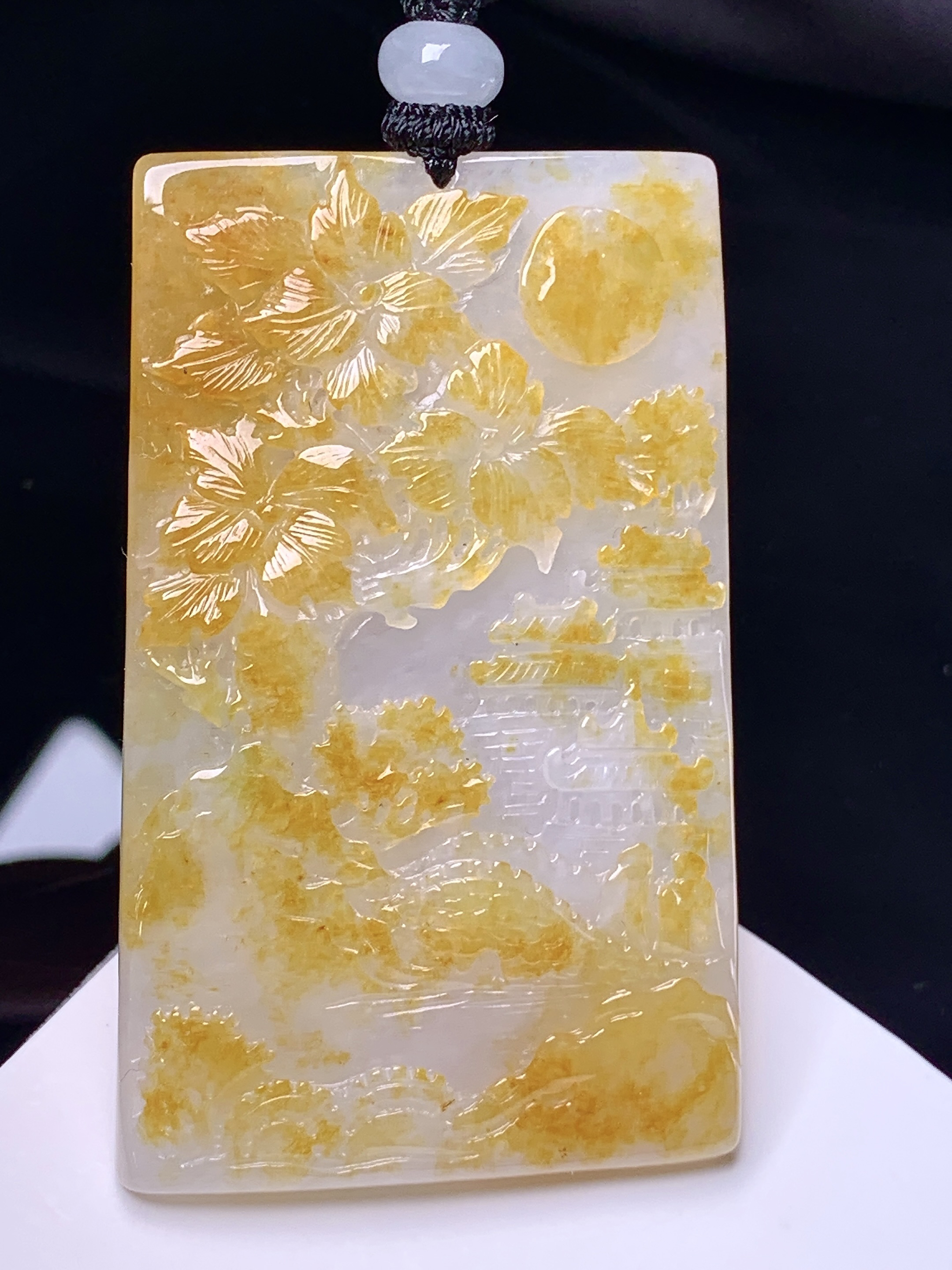 黄翡山水牌子吊坠 玉质细腻 色泽艳丽清新 整体尺寸55.3*34.5*5.8 L1