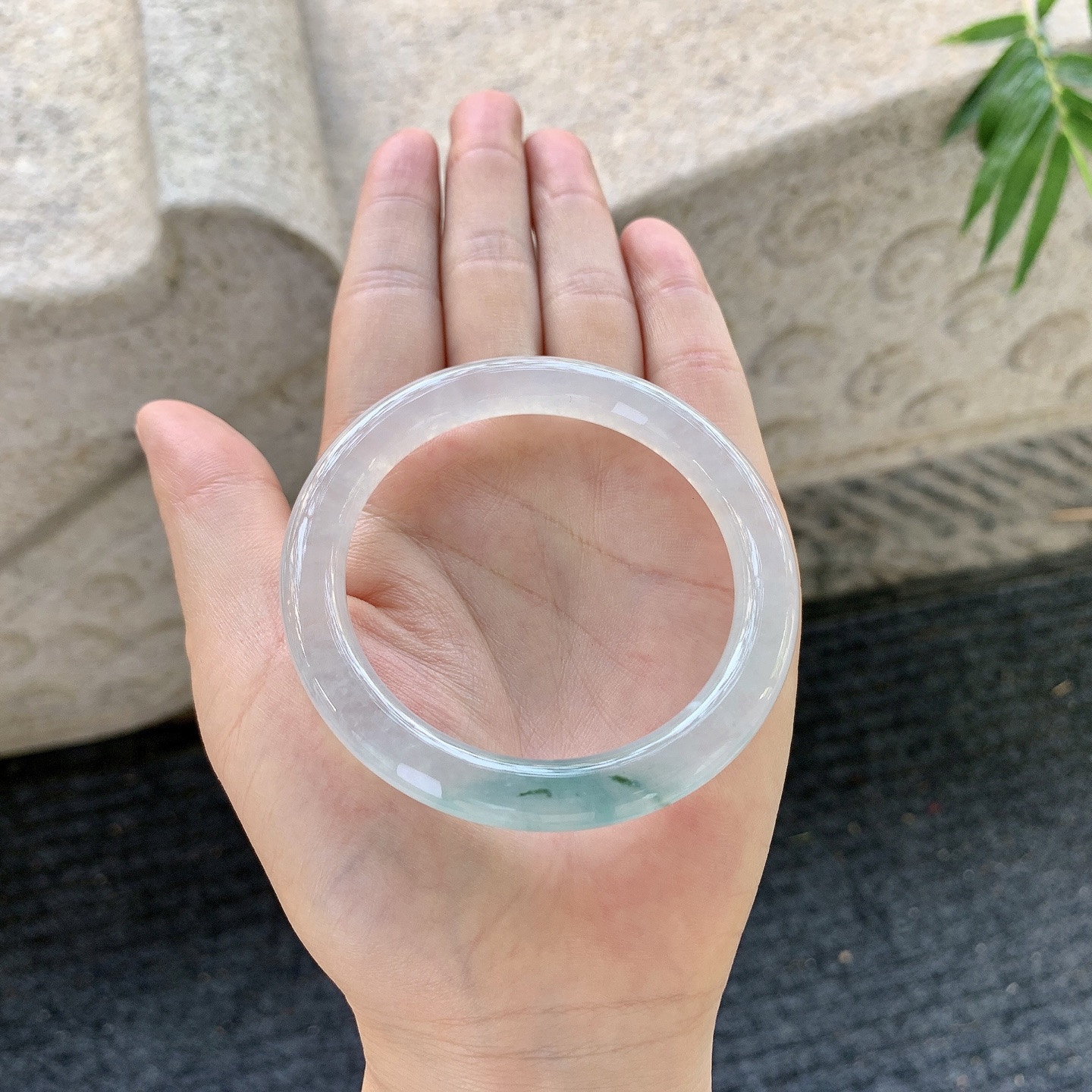 圆条52 53【圈口】53.2/8.2/8.5【编码】BA062778【描述】冰飘绿，清透，水润，种
