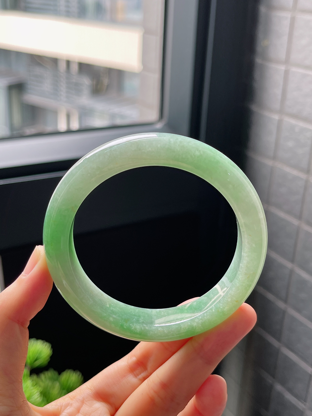 圈口58，糯化果绿底飘花翡翠正圈手镯