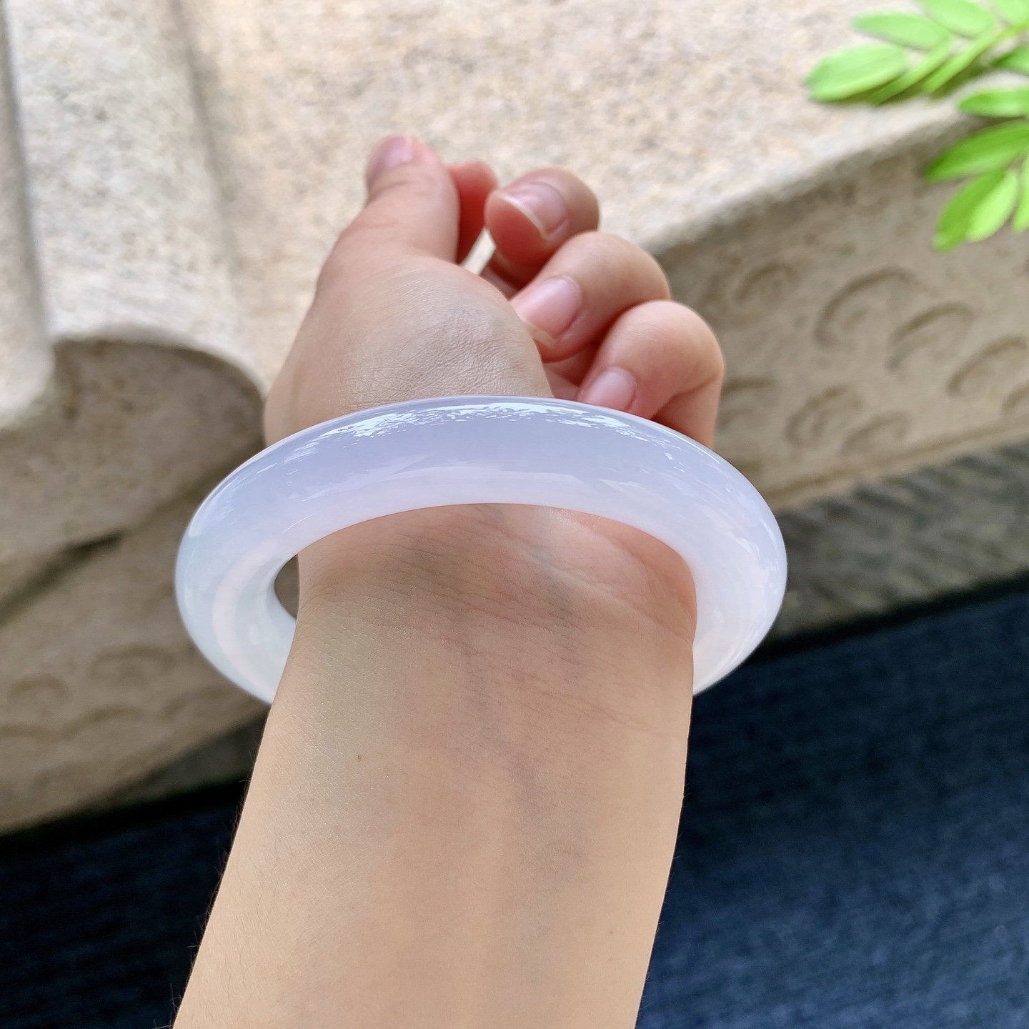 圆条55 56【圈口】56.4/11.7/12【编码】HT062629【描述】冰糯粉紫，水润，种老，细腻，打灯有棉线