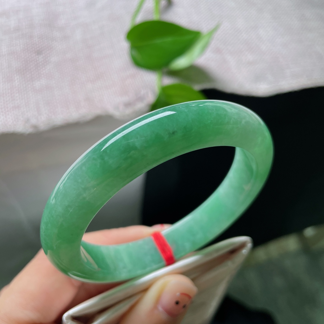 57.5/12.2/9.3，满绿正圈，无裂，满圈柔翠莹润透亮，腕间揽住一腕清柔美好，满目温柔动人。ss51666a