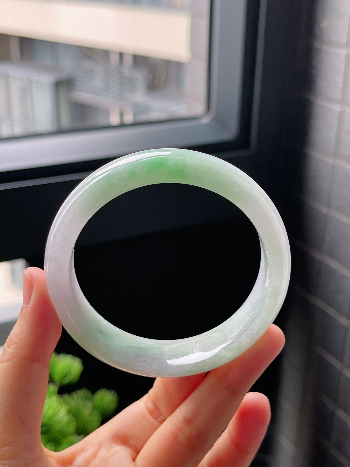 圈口58，糯化春带彩飘阳绿花翡翠正圈手镯