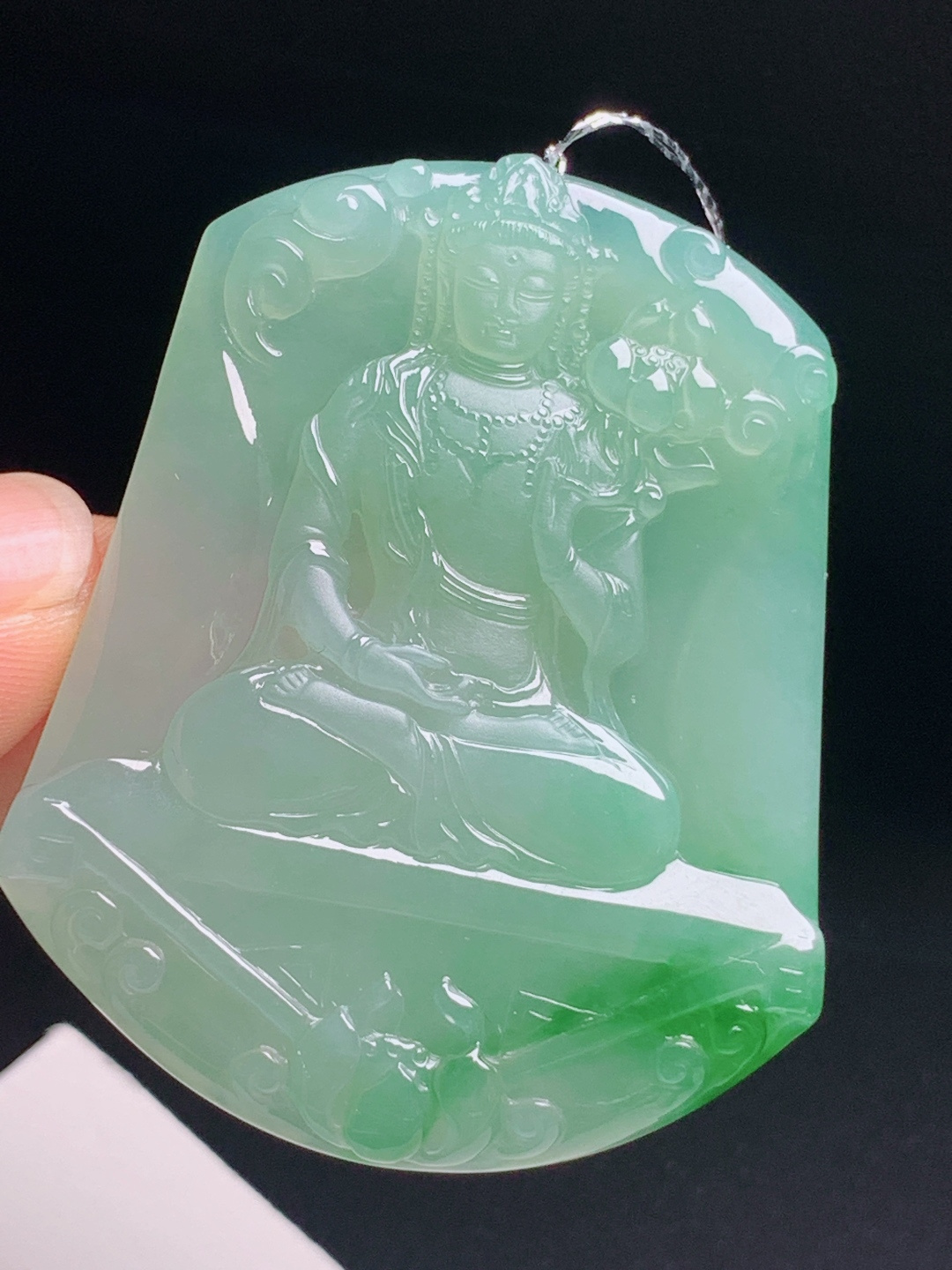 冰飘阳绿观音，底色温润翠色亮眼，雕工精细护佑安康 编号180624