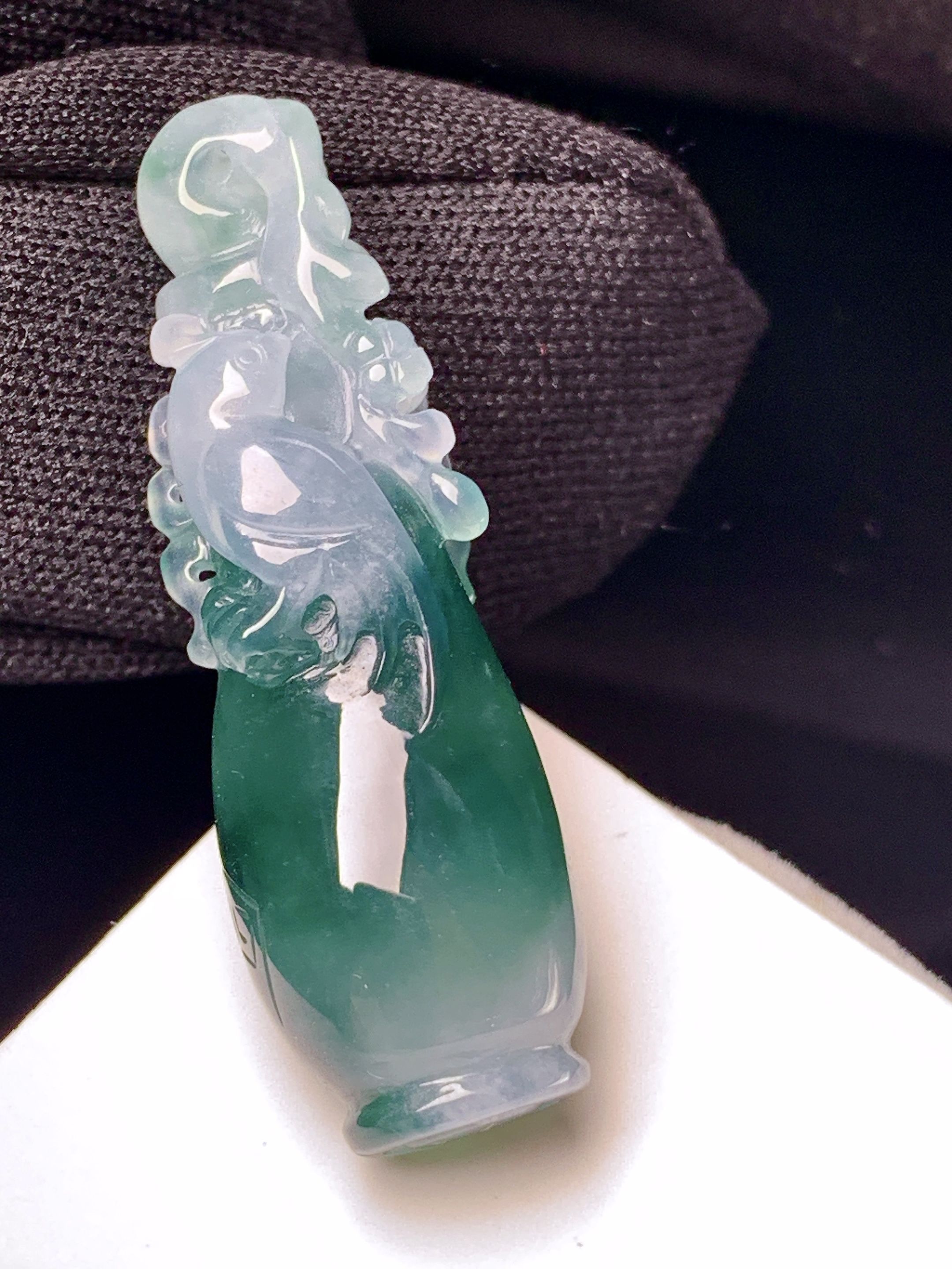 冰油喜鹊青花瓶吊坠 玉质细腻 色泽艳丽清新 整体尺寸38.8*12.3*10 c1