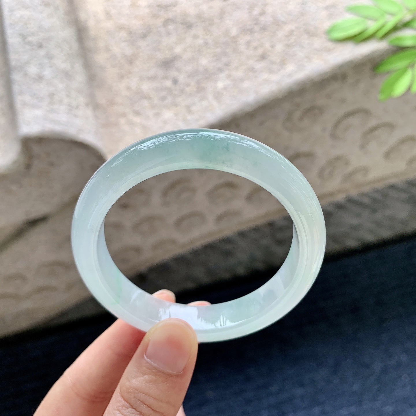 正圈53 54【圈口】54/11.7/7.8【编码】HW062614【描述】糯冰飘绿，水润，种老，细腻，无裂